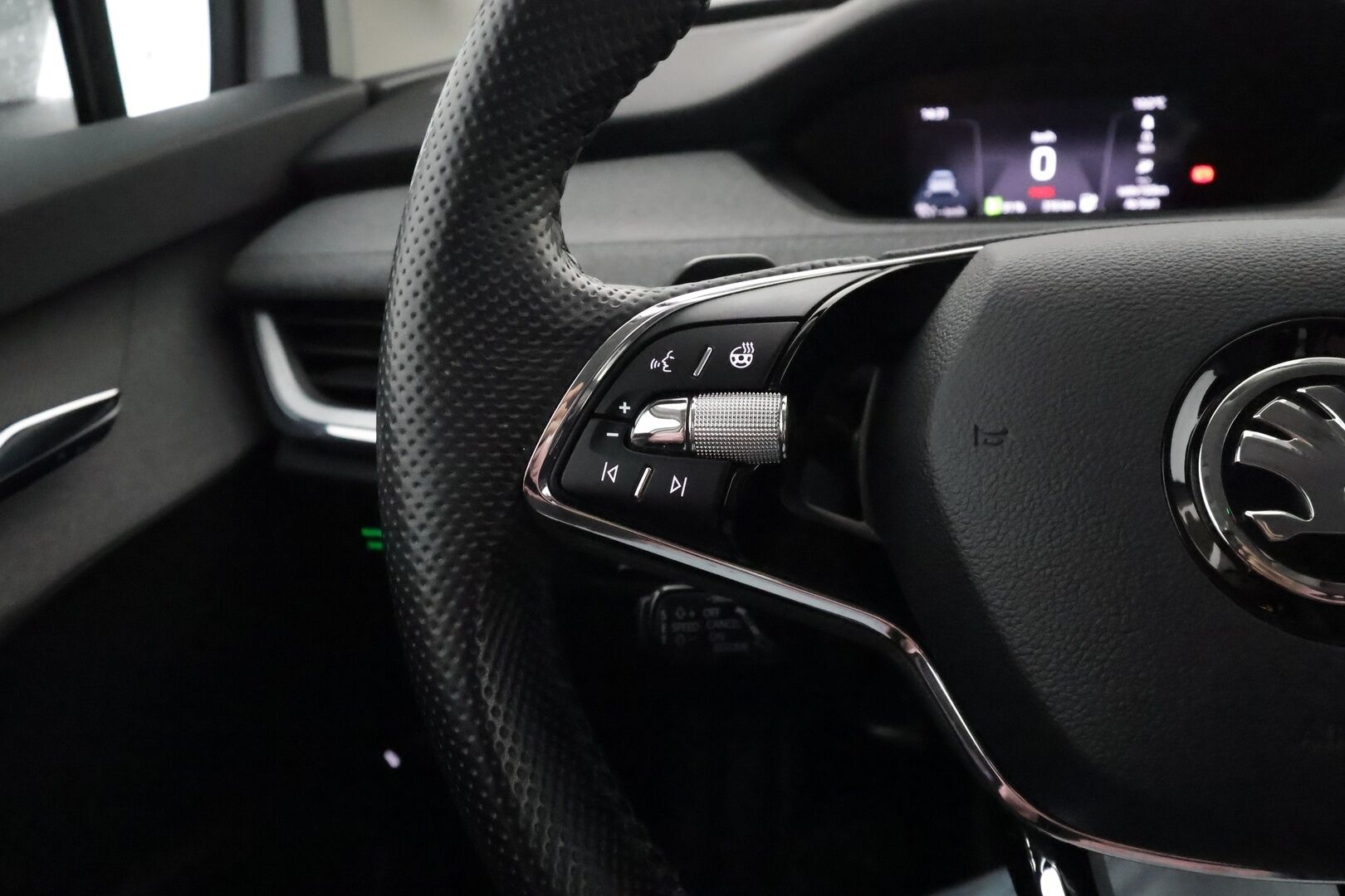 SKODA ENYAQ 2021 iV80 - Lämpöpumppu / Koukku / Adapt. vakkari / Matrix LED / P.kamera / Keyless / Apple&Android / Tulossa toimipisteeseen!