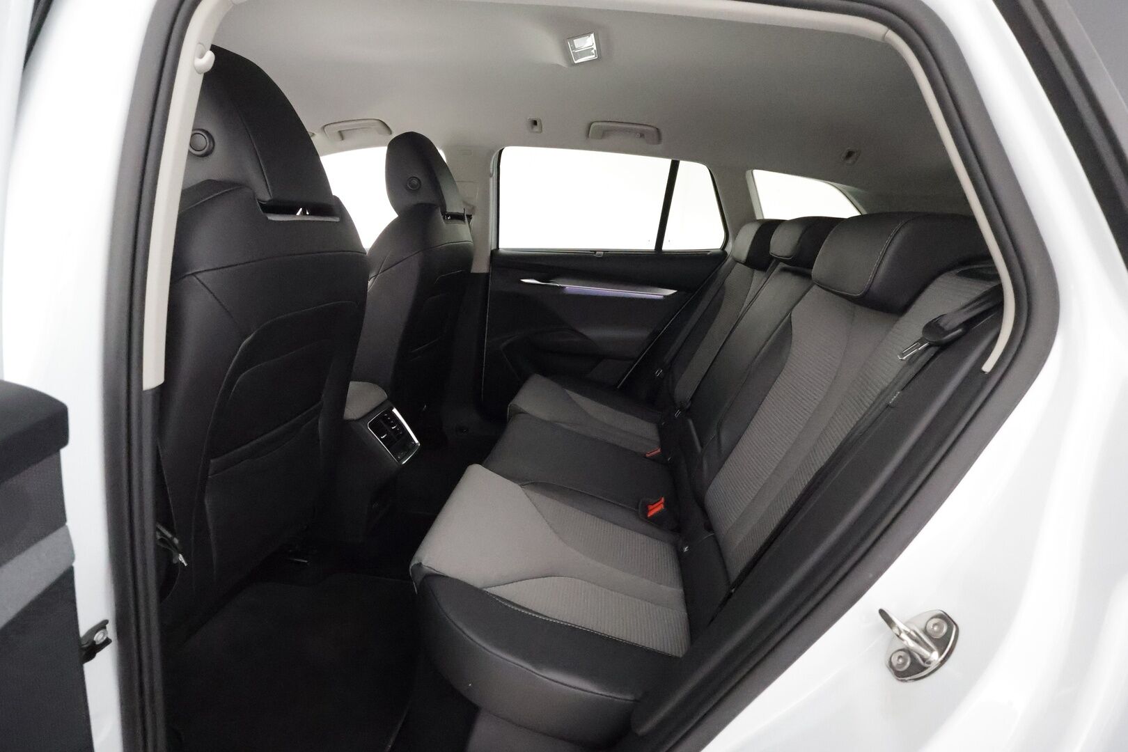 SKODA ENYAQ 2021 iV80 - Lämpöpumppu / Koukku / Adapt. vakkari / Matrix LED / P.kamera / Keyless / Apple&Android / Tulossa toimipisteeseen!
