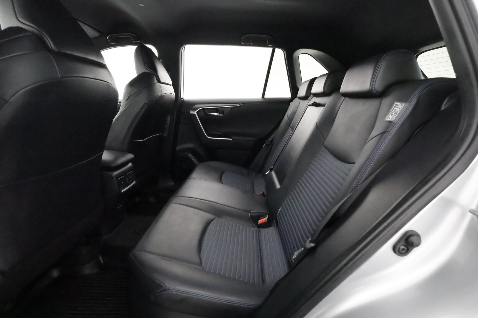 TOYOTA RAV4 2022 Hybrid 2,5 AWD-i Style *Adapt.vakkari / Facelift / P-Kamera / Puolinahat / Keyless / Apple&Android / Rattilämmitin* - 3,99 % KORKOTARJOUS TÄHÄN AUTOON - *Merkkihuollot / Kahdet näyttävät vanteet / Upea väritys!*