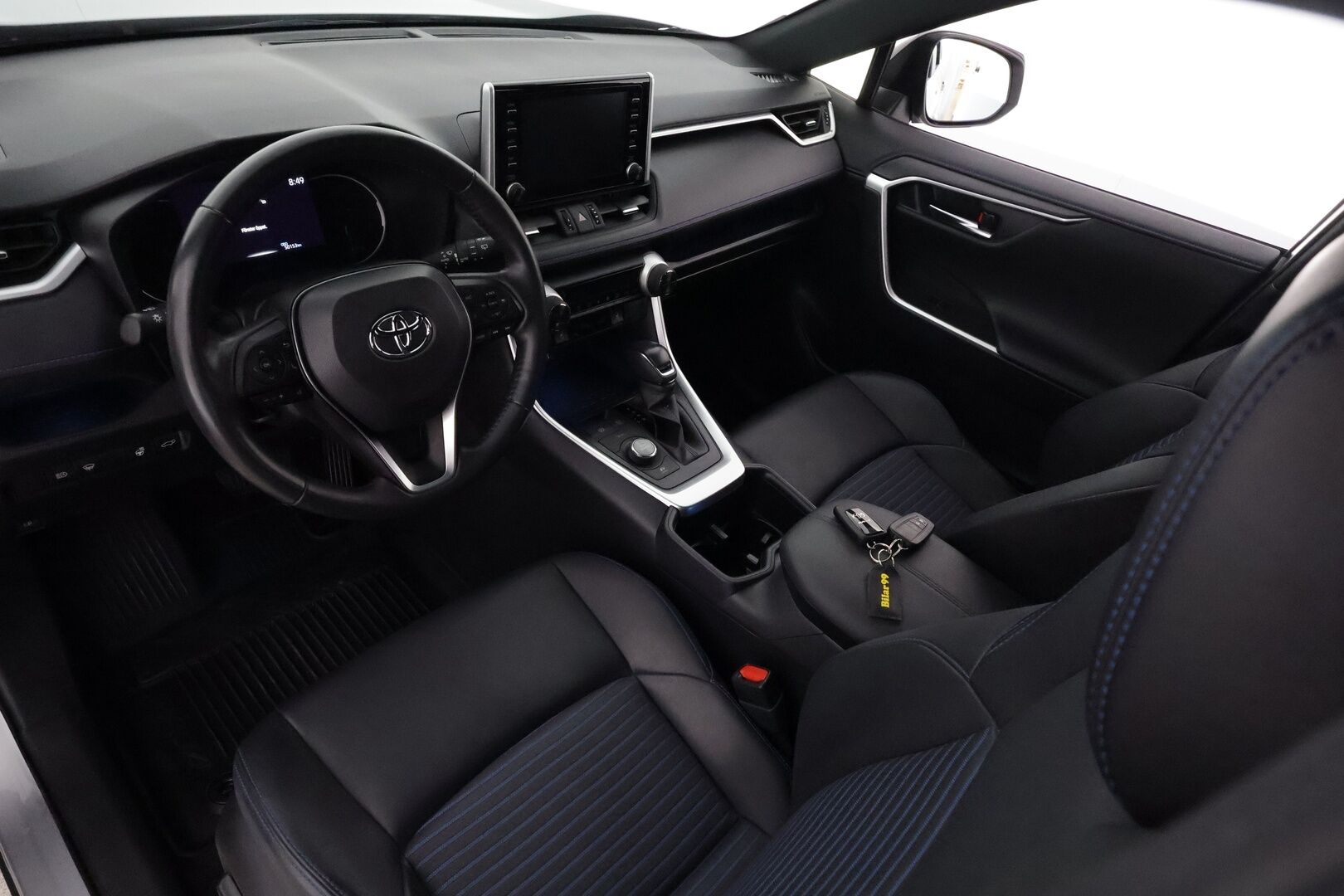 TOYOTA RAV4 2022 Hybrid 2,5 AWD-i Style *Adapt.vakkari / Facelift / P-Kamera / Puolinahat / Keyless / Apple&Android / Rattilämmitin* - 3,99 % KORKOTARJOUS TÄHÄN AUTOON - *Merkkihuollot / Kahdet näyttävät vanteet / Upea väritys!*
