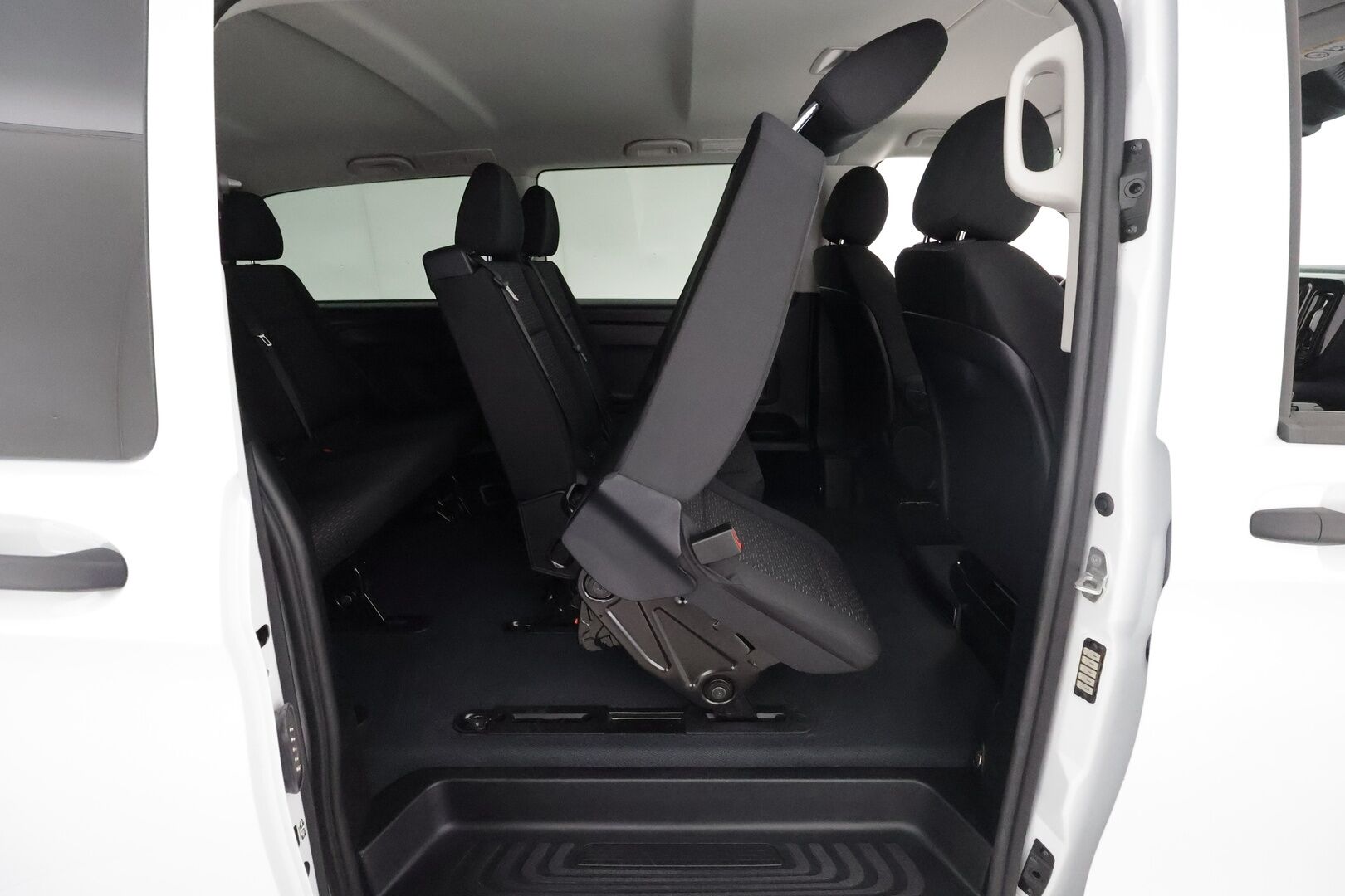 MERCEDES-BENZ VITO 2024 eVito 129 Tourer Pro 8-Paikkainen - 2,99 % KORKOTARJOUS TÄHÄN AUTOON - 8-Paikkainen / ALV / Distronic+ / 360-Kamera / Adapt.LED / Comand Navi / Ratinlämmitys / Facelift / Lisälämmitin / Upea yksilö!
