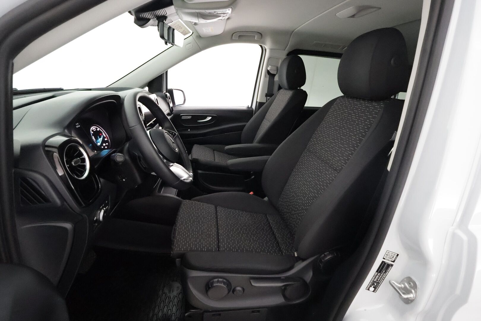 MERCEDES-BENZ VITO 2024 eVito 129 Tourer Pro 8-Paikkainen - 2,99 % KORKOTARJOUS TÄHÄN AUTOON - 8-Paikkainen / ALV / Distronic+ / 360-Kamera / Adapt.LED / Comand Navi / Ratinlämmitys / Facelift / Lisälämmitin / Upea yksilö!