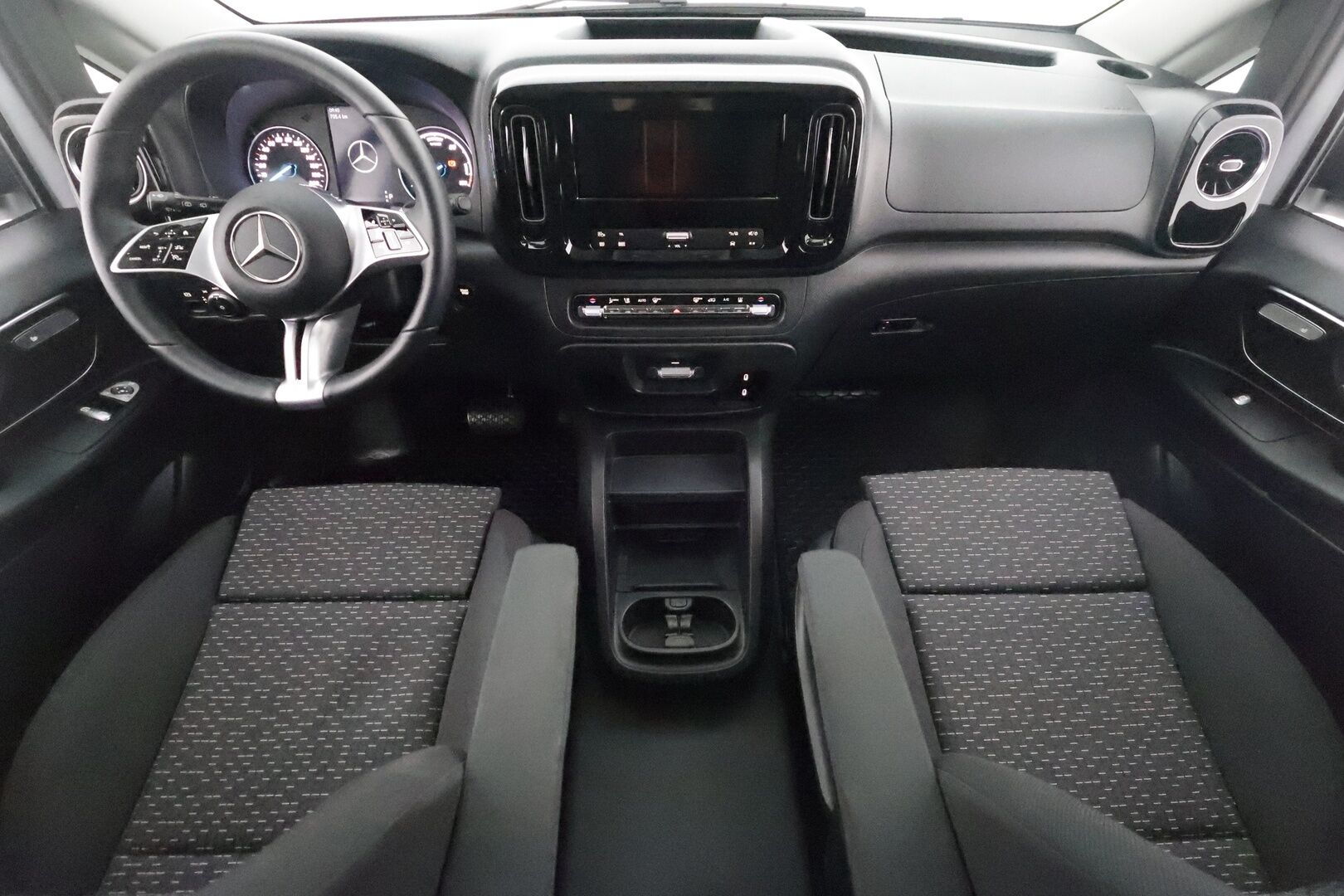 MERCEDES-BENZ VITO 2024 eVito 129 Tourer Pro 8-Paikkainen - 2,99 % KORKOTARJOUS TÄHÄN AUTOON - 8-Paikkainen / ALV / Distronic+ / 360-Kamera / Adapt.LED / Comand Navi / Ratinlämmitys / Facelift / Lisälämmitin / Upea yksilö!