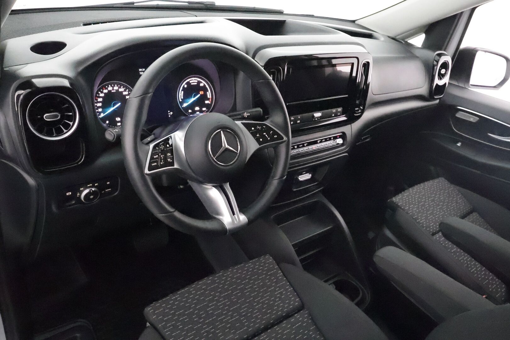 MERCEDES-BENZ VITO 2024 eVito 129 Tourer Pro 8-Paikkainen - 2,99 % KORKOTARJOUS TÄHÄN AUTOON - 8-Paikkainen / ALV / Distronic+ / 360-Kamera / Adapt.LED / Comand Navi / Ratinlämmitys / Facelift / Lisälämmitin / Upea yksilö!
