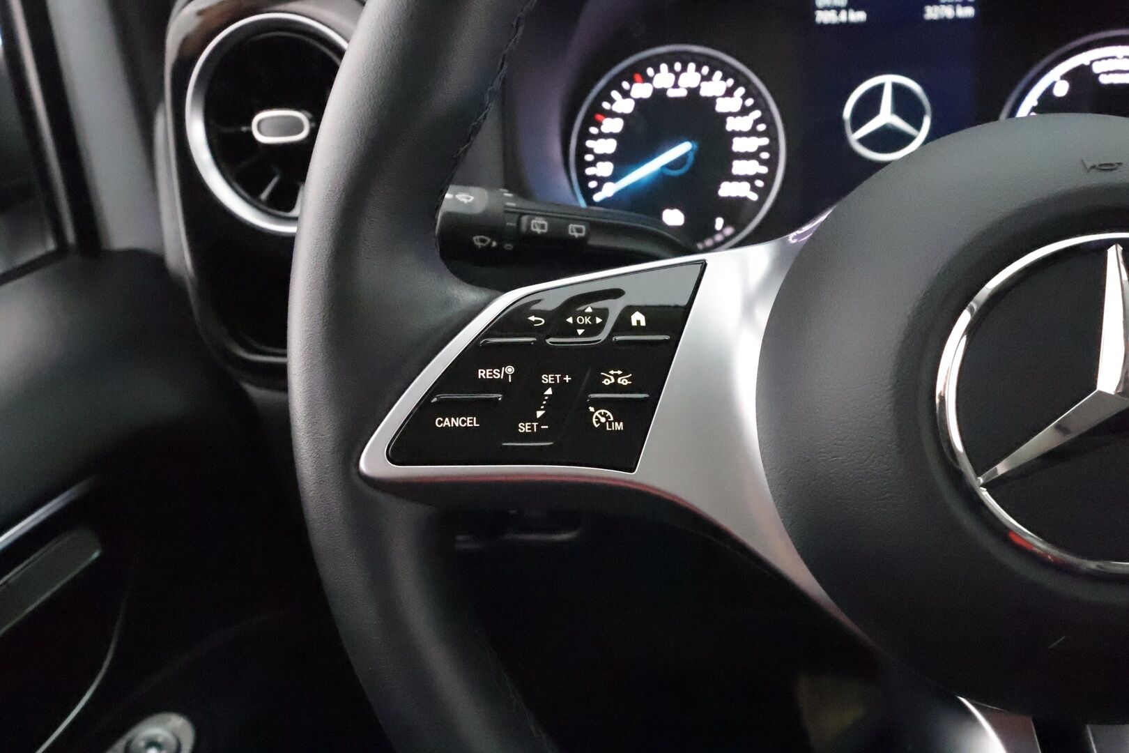 MERCEDES-BENZ VITO 2024 eVito 129 Tourer Pro 8-Paikkainen - 2,99 % KORKOTARJOUS TÄHÄN AUTOON - 8-Paikkainen / ALV / Distronic+ / 360-Kamera / Adapt.LED / Comand Navi / Ratinlämmitys / Facelift / Lisälämmitin / Upea yksilö!