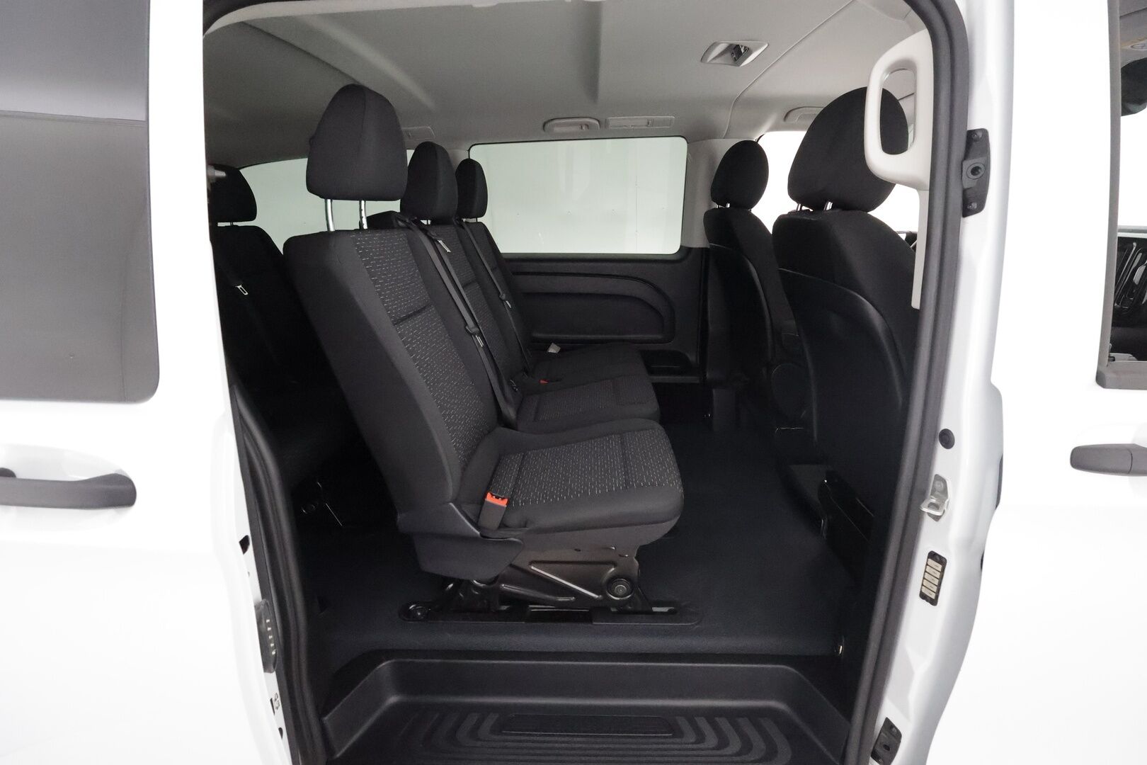 MERCEDES-BENZ VITO 2024 eVito 129 Tourer Pro 8-Paikkainen - 2,99 % KORKOTARJOUS TÄHÄN AUTOON - 8-Paikkainen / ALV / Distronic+ / 360-Kamera / Adapt.LED / Comand Navi / Ratinlämmitys / Facelift / Lisälämmitin / Upea yksilö!