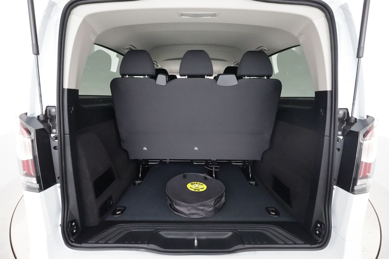 MERCEDES-BENZ VITO 2024 eVito 129 Tourer Pro 8-Paikkainen - 2,99 % KORKOTARJOUS TÄHÄN AUTOON - 8-Paikkainen / ALV / Distronic+ / 360-Kamera / Adapt.LED / Comand Navi / Ratinlämmitys / Facelift / Lisälämmitin / Upea yksilö!