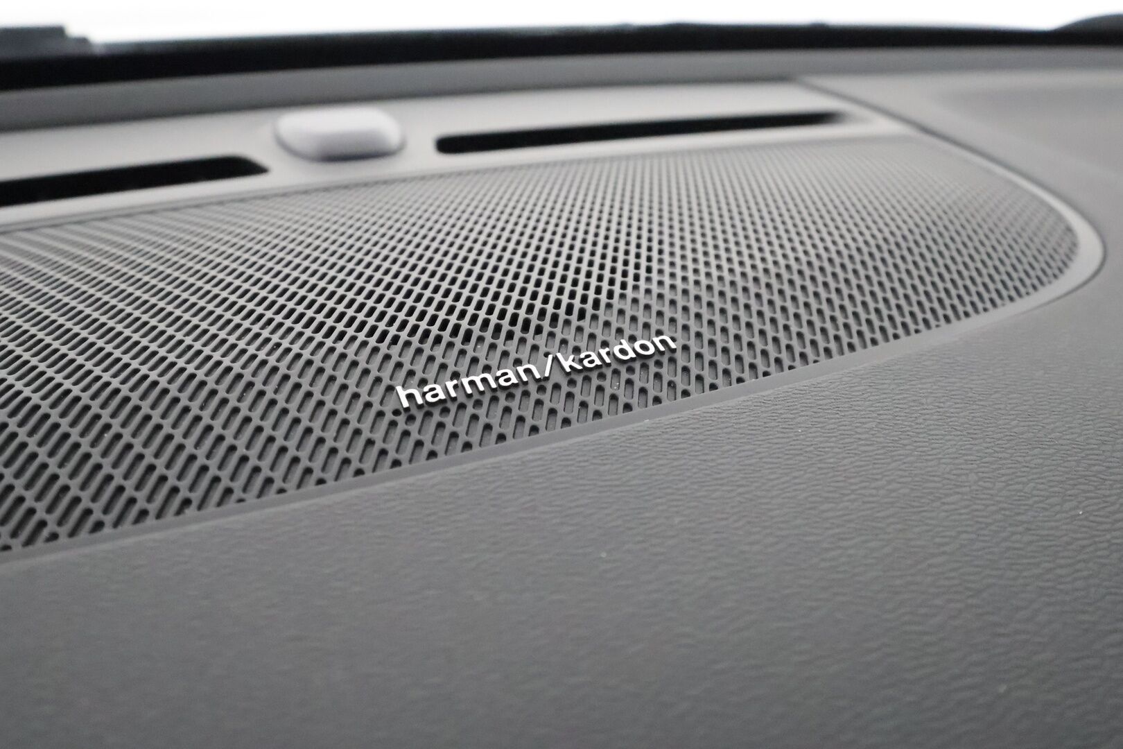 Volvo XC40 2022 Recharge Twin Pro aut - 3,99 % KORKOTARJOUS TÄHÄN AUTOON - Lämpöpumppu / Adapt.Vakkari / Vetokoukku / Harman&Kardon / Panoraama / Nahka-Alcantara Muistipenkki / Adapt.LED / 360-Kamera