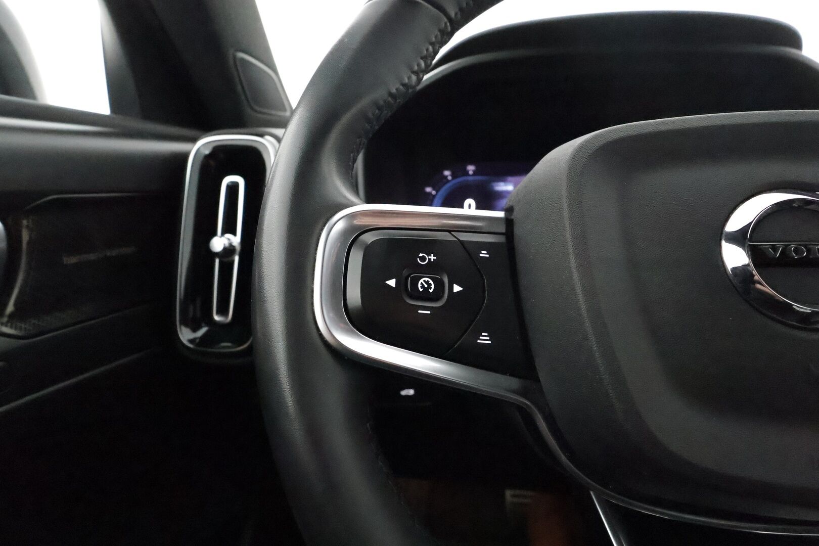 Volvo XC40 2022 Recharge Twin Pro aut - 3,99 % KORKOTARJOUS TÄHÄN AUTOON - Lämpöpumppu / Adapt.Vakkari / Vetokoukku / Harman&Kardon / Panoraama / Nahka-Alcantara Muistipenkki / Adapt.LED / 360-Kamera