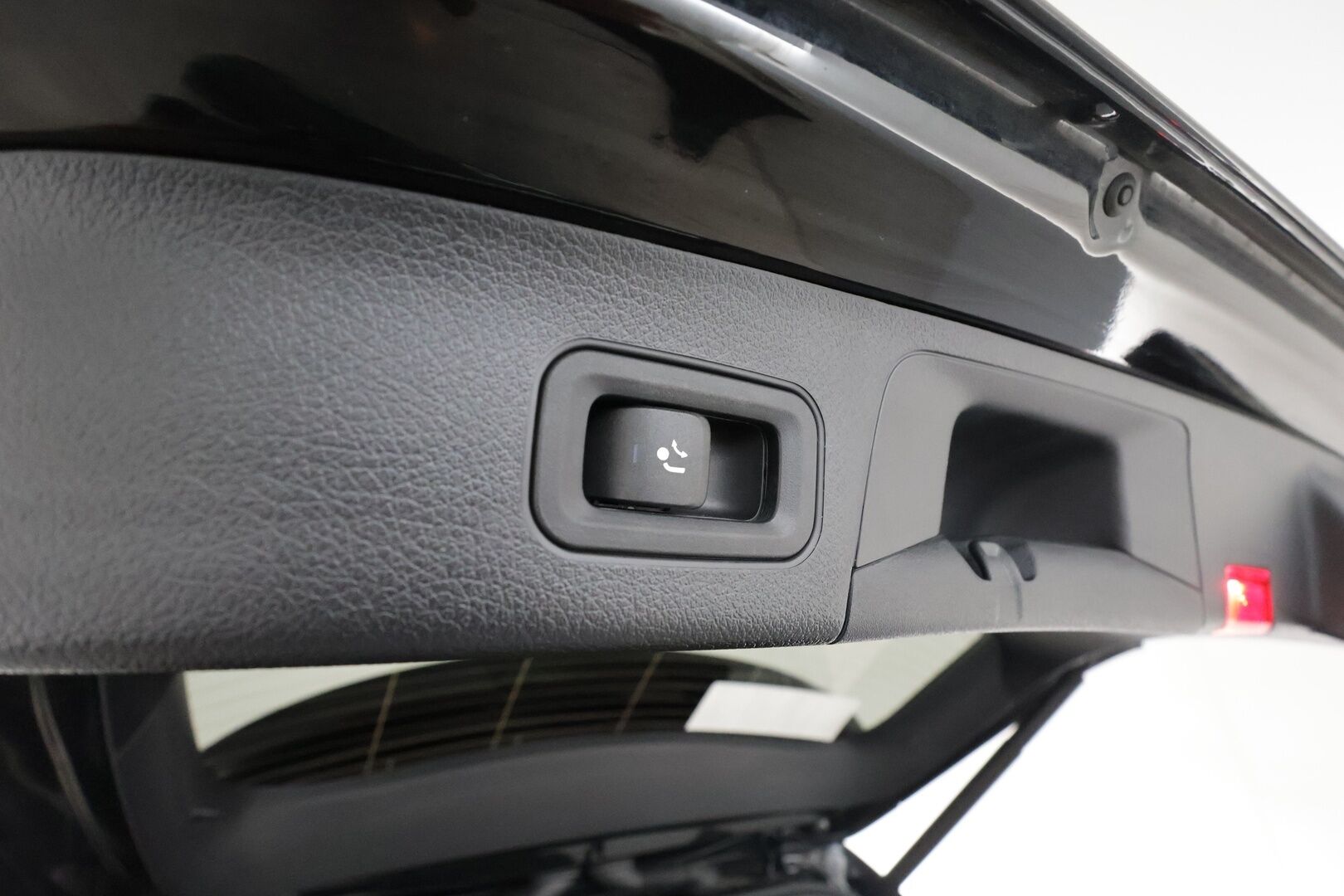 MERCEDES-BENZ EQA 2022 250 Business AMG - 3,99 % KORKOTARJOUS TÄHÄN AUTOON - Distronic+ / Panorama / 360-Kamera / Nahka-Alcantara / Vetokoukku / Led High Performance / Night / Akku kuntotarkastettu!