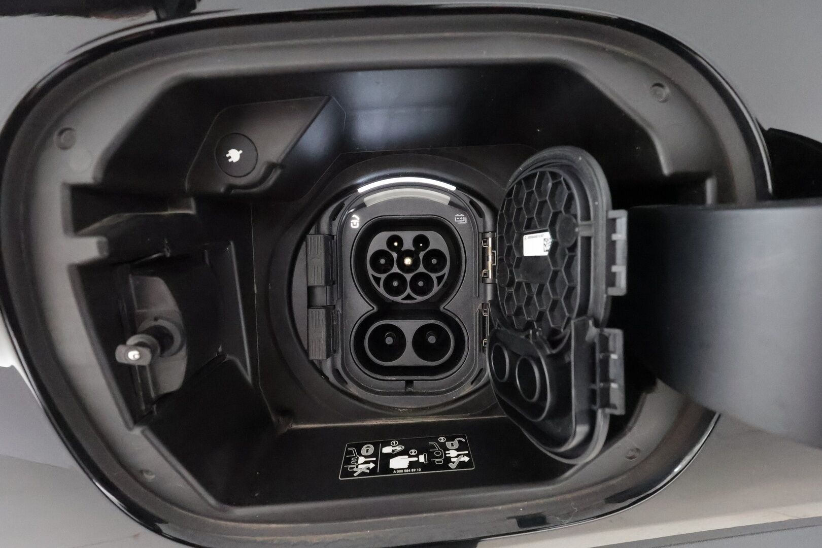 MERCEDES-BENZ EQA 2022 250 Business AMG - 3,99 % KORKOTARJOUS TÄHÄN AUTOON - Distronic+ / Panorama / 360-Kamera / Nahka-Alcantara / Vetokoukku / Led High Performance / Night / Akku kuntotarkastettu!