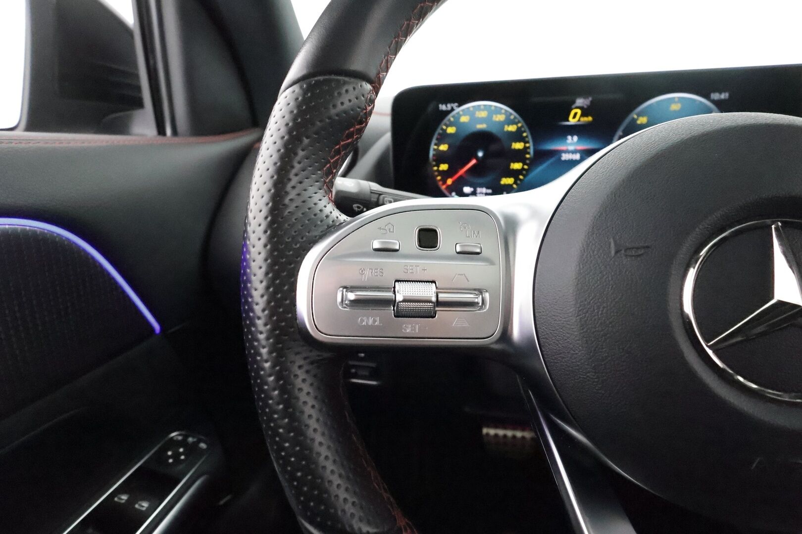 MERCEDES-BENZ EQA 2022 250 Business AMG - 3,99 % KORKOTARJOUS TÄHÄN AUTOON - Distronic+ / Panorama / 360-Kamera / Nahka-Alcantara / Vetokoukku / Led High Performance / Night / Akku kuntotarkastettu!