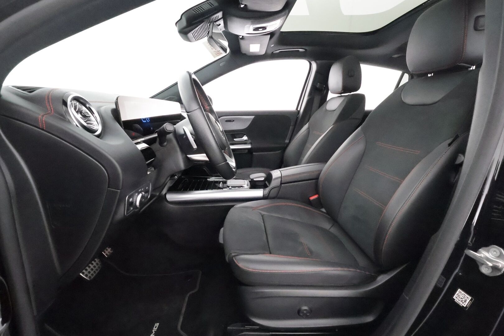 MERCEDES-BENZ EQA 2022 250 Business AMG - 3,99 % KORKOTARJOUS TÄHÄN AUTOON - Distronic+ / Panorama / 360-Kamera / Nahka-Alcantara / Vetokoukku / Led High Performance / Night / Akku kuntotarkastettu!