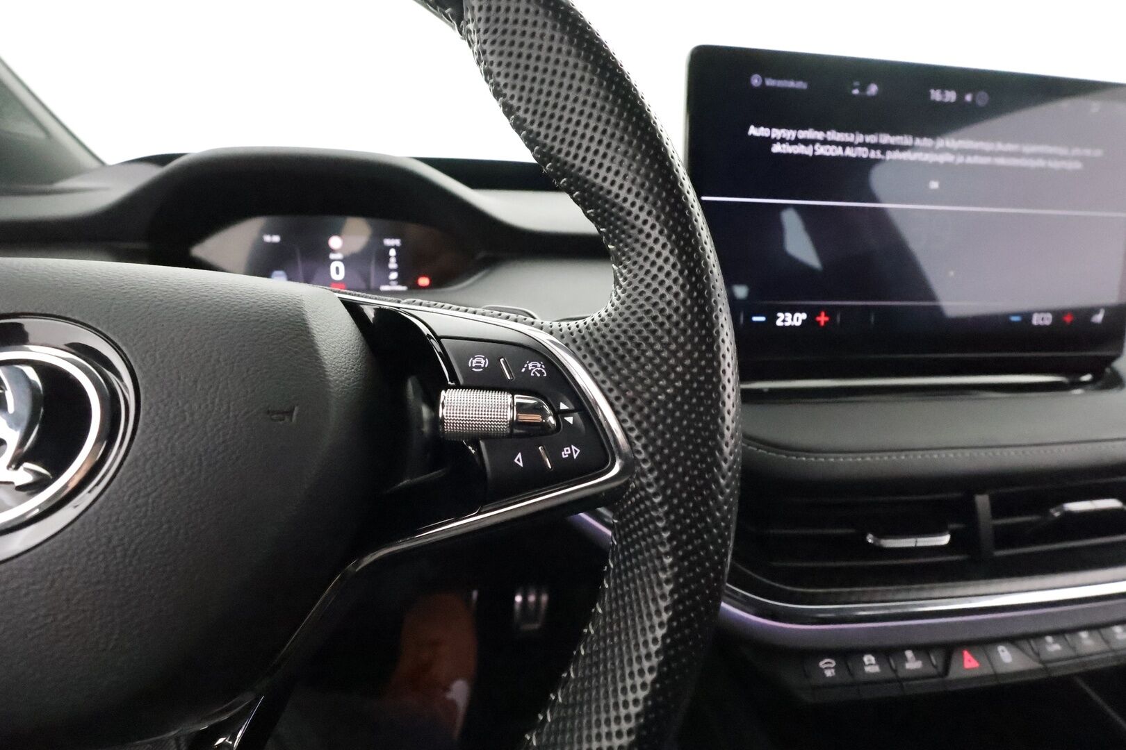 SKODA ENYAQ 2022 IV80X Sportline **HUD / Lämpöpumppu / Muistipenkki / 360° kamera / Adapt.Vakkari / Matrix-LED / Navi / Kaistavahti** - 3,99 % KORKOTARJOUS TÄHÄN AUTOON - KeylessGO / 2x Renkaat / Akku kuntotarkistettu