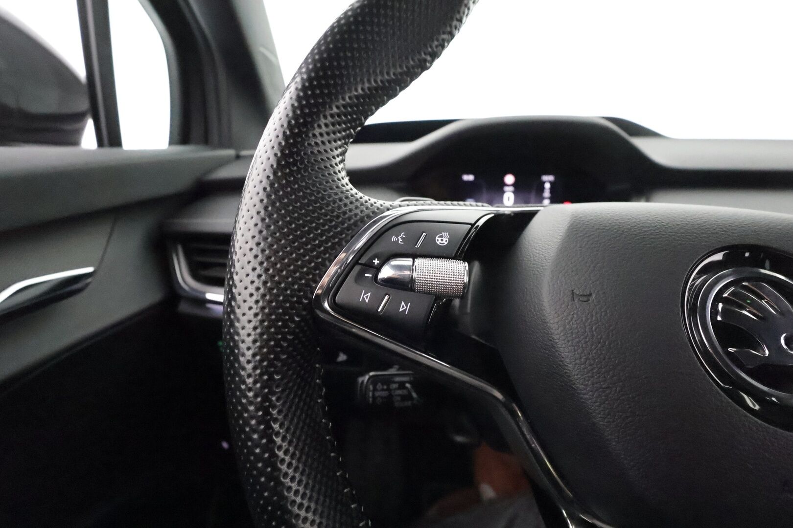 SKODA ENYAQ 2022 IV80X Sportline **HUD / Lämpöpumppu / Muistipenkki / 360° kamera / Adapt.Vakkari / Matrix-LED / Navi / Kaistavahti** - 3,99 % KORKOTARJOUS TÄHÄN AUTOON - KeylessGO / 2x Renkaat / Akku kuntotarkistettu