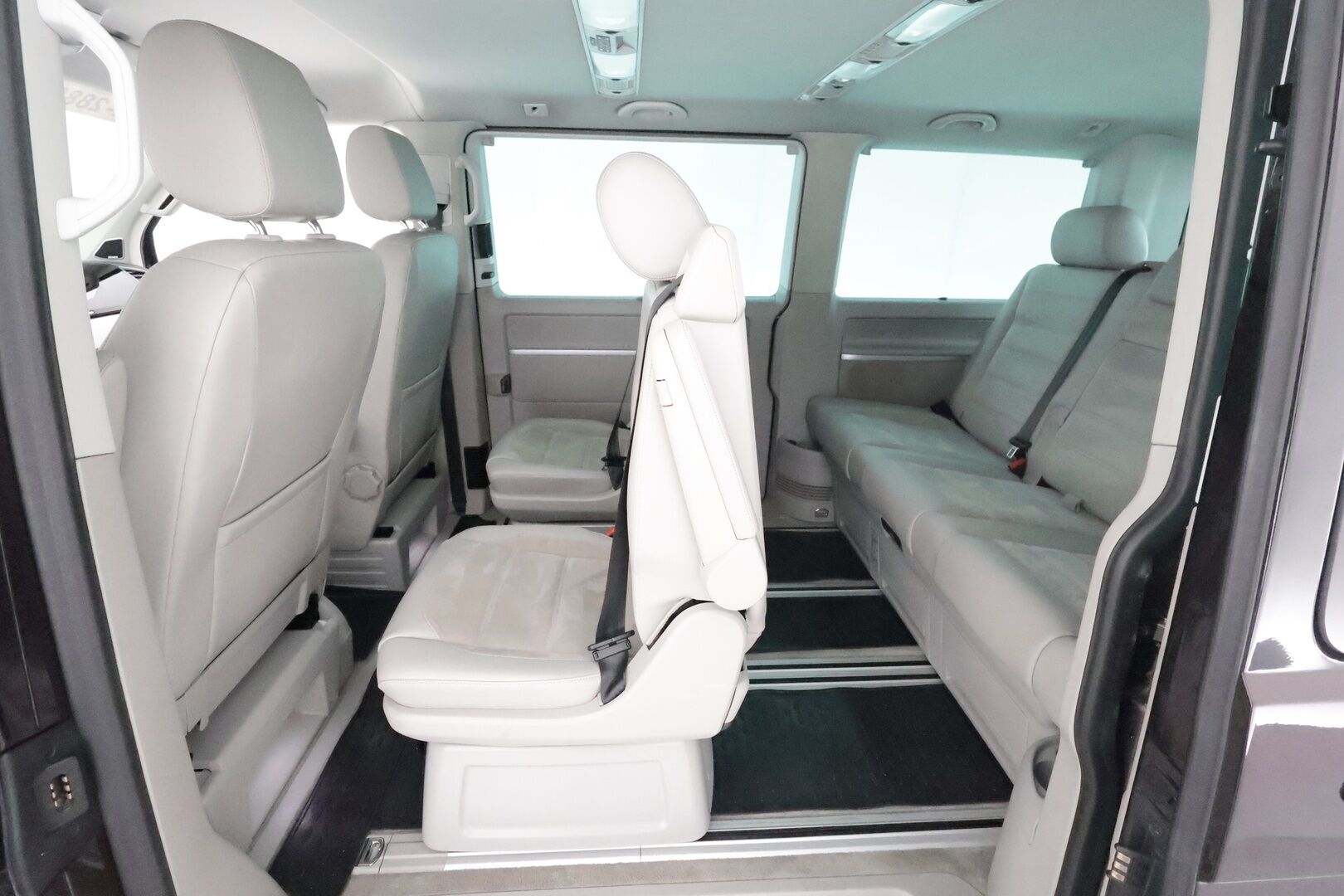 VOLKSWAGEN MULTIVAN 2016 2.0 TDi 150kW DSG 4Motion **Koukku / Webasto / 7- Paikkainen LED-valot / P. Tutkat Navi / DYNaudio / 2x Renkaat** - 2,99 % KORKOTARJOUS TÄHÄN AUTOON - 