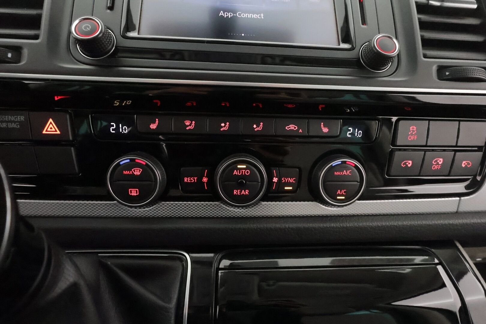 VOLKSWAGEN MULTIVAN 2016 2.0 TDi 150kW DSG 4Motion **Koukku / Webasto / 7- Paikkainen LED-valot / P. Tutkat Navi / DYNaudio / 2x Renkaat** - 2,99 % KORKOTARJOUS TÄHÄN AUTOON - 