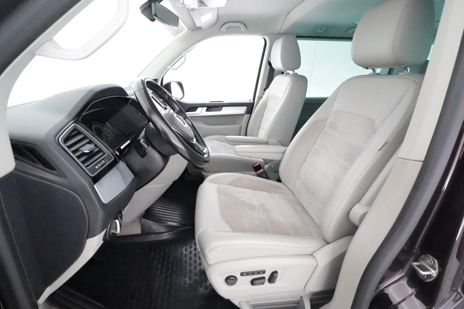 VOLKSWAGEN MULTIVAN 2016 2.0 TDi 150kW DSG 4Motion **Koukku / Webasto / 7- Paikkainen LED-valot / P. Tutkat Navi / DYNaudio / 2x Renkaat** - 2,99 % KORKOTARJOUS TÄHÄN AUTOON - 