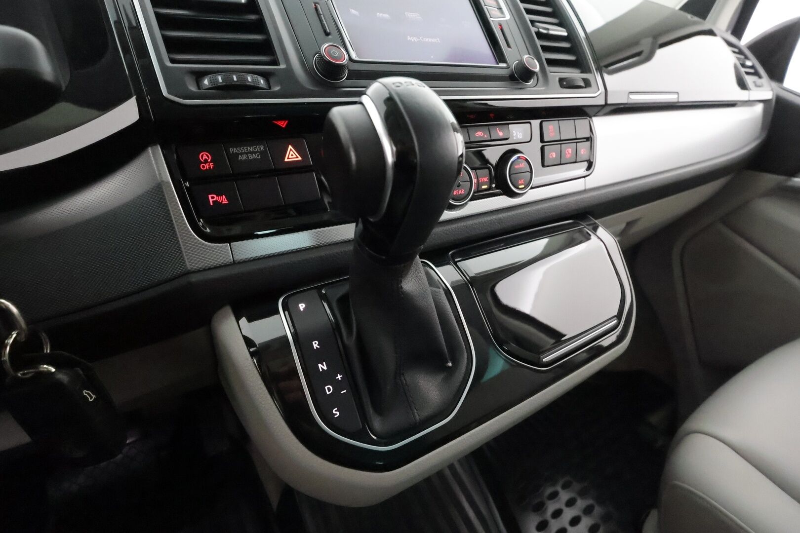 VOLKSWAGEN MULTIVAN 2016 2.0 TDi 150kW DSG 4Motion **Koukku / Webasto / 7- Paikkainen LED-valot / P. Tutkat Navi / DYNaudio / 2x Renkaat** - 2,99 % KORKOTARJOUS TÄHÄN AUTOON - 