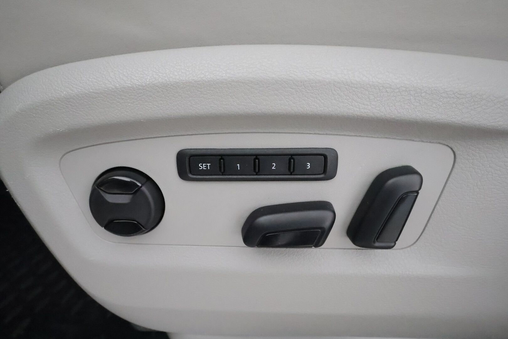 VOLKSWAGEN MULTIVAN 2016 2.0 TDi 150kW DSG 4Motion **Koukku / Webasto / 7- Paikkainen LED-valot / P. Tutkat Navi / DYNaudio / 2x Renkaat** - 2,99 % KORKOTARJOUS TÄHÄN AUTOON - 