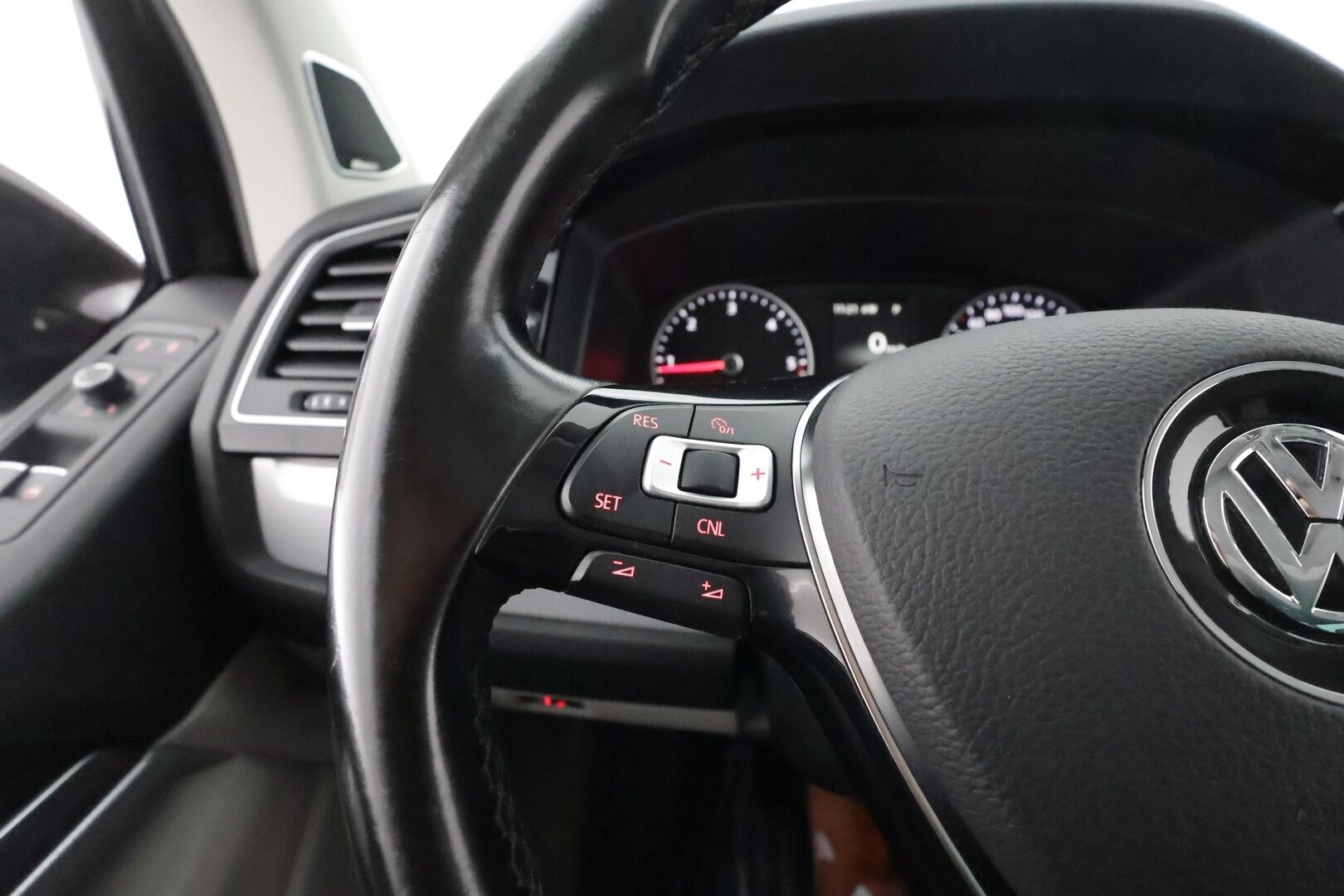 VOLKSWAGEN MULTIVAN 2016 2.0 TDi 150kW DSG 4Motion **Koukku / Webasto / 7- Paikkainen LED-valot / P. Tutkat Navi / DYNaudio / 2x Renkaat** - 2,99 % KORKOTARJOUS TÄHÄN AUTOON - 
