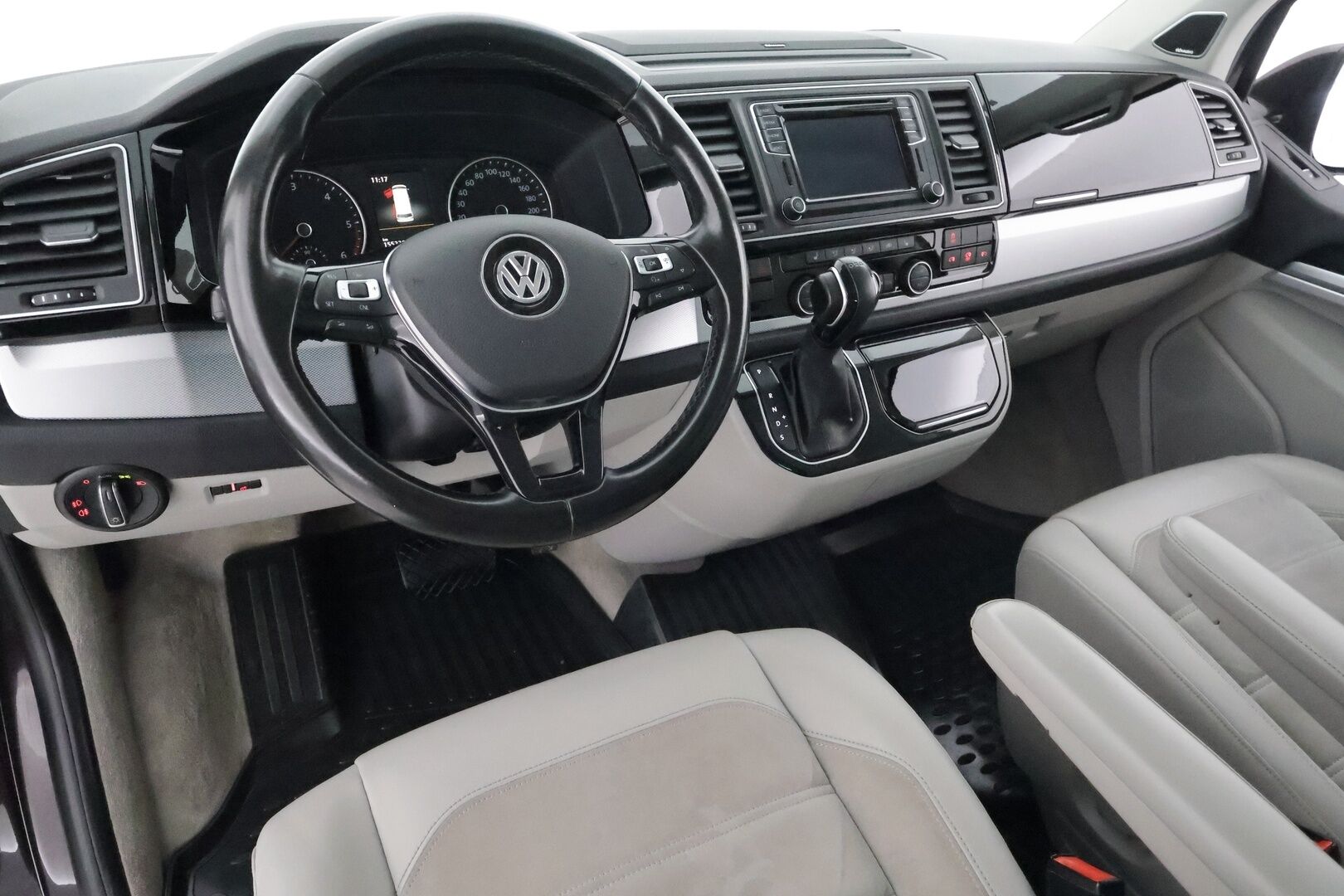 VOLKSWAGEN MULTIVAN 2016 2.0 TDi 150kW DSG 4Motion **Koukku / Webasto / 7- Paikkainen LED-valot / P. Tutkat Navi / DYNaudio / 2x Renkaat** - 2,99 % KORKOTARJOUS TÄHÄN AUTOON - 