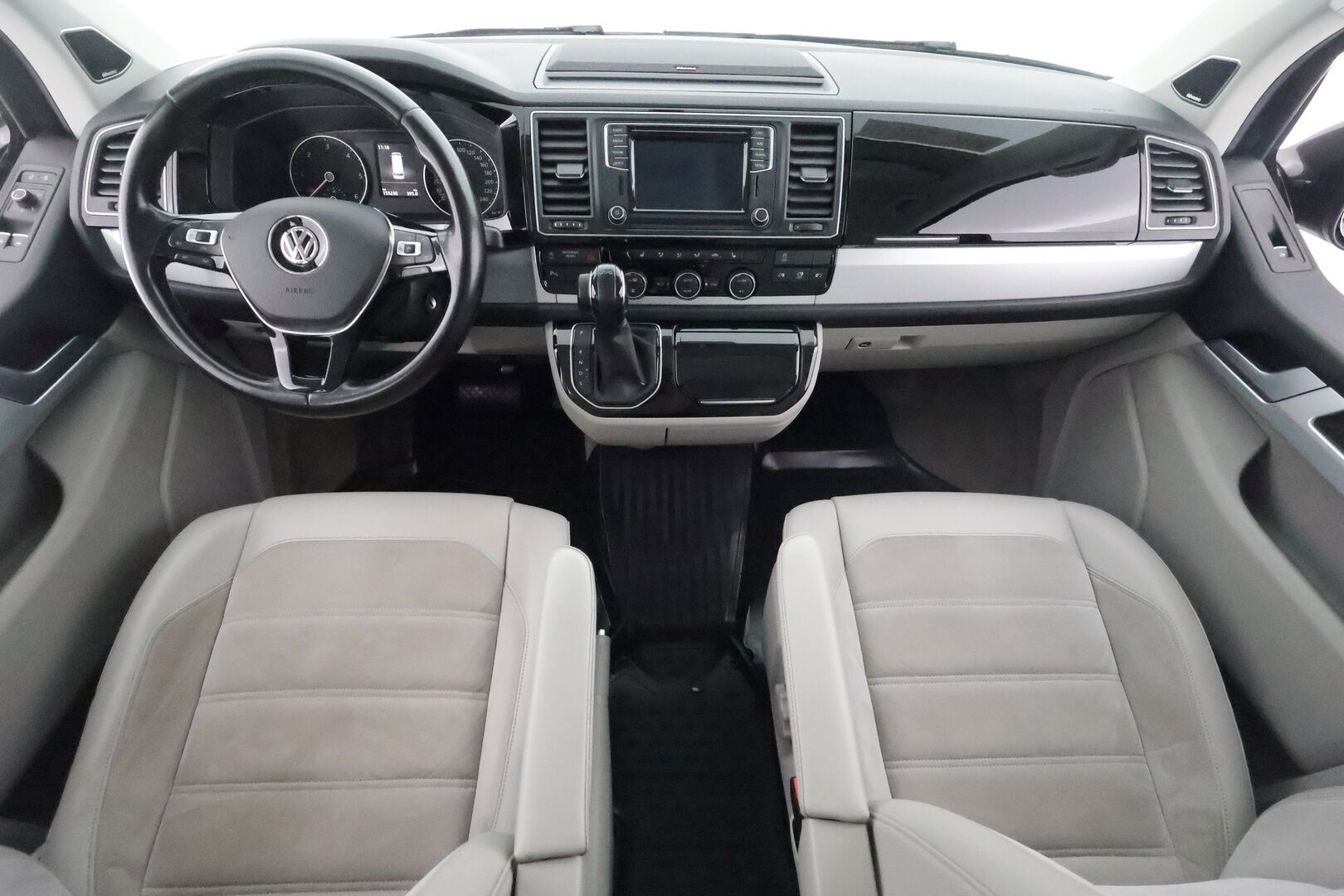 VOLKSWAGEN MULTIVAN 2016 2.0 TDi 150kW DSG 4Motion **Koukku / Webasto / 7- Paikkainen LED-valot / P. Tutkat Navi / DYNaudio / 2x Renkaat** - 2,99 % KORKOTARJOUS TÄHÄN AUTOON - 