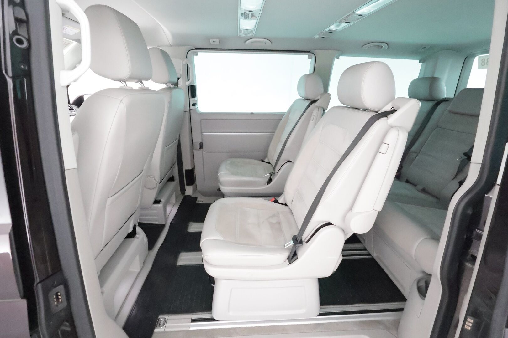 VOLKSWAGEN MULTIVAN 2016 2.0 TDi 150kW DSG 4Motion **Koukku / Webasto / 7- Paikkainen LED-valot / P. Tutkat Navi / DYNaudio / 2x Renkaat** - 2,99 % KORKOTARJOUS TÄHÄN AUTOON - 