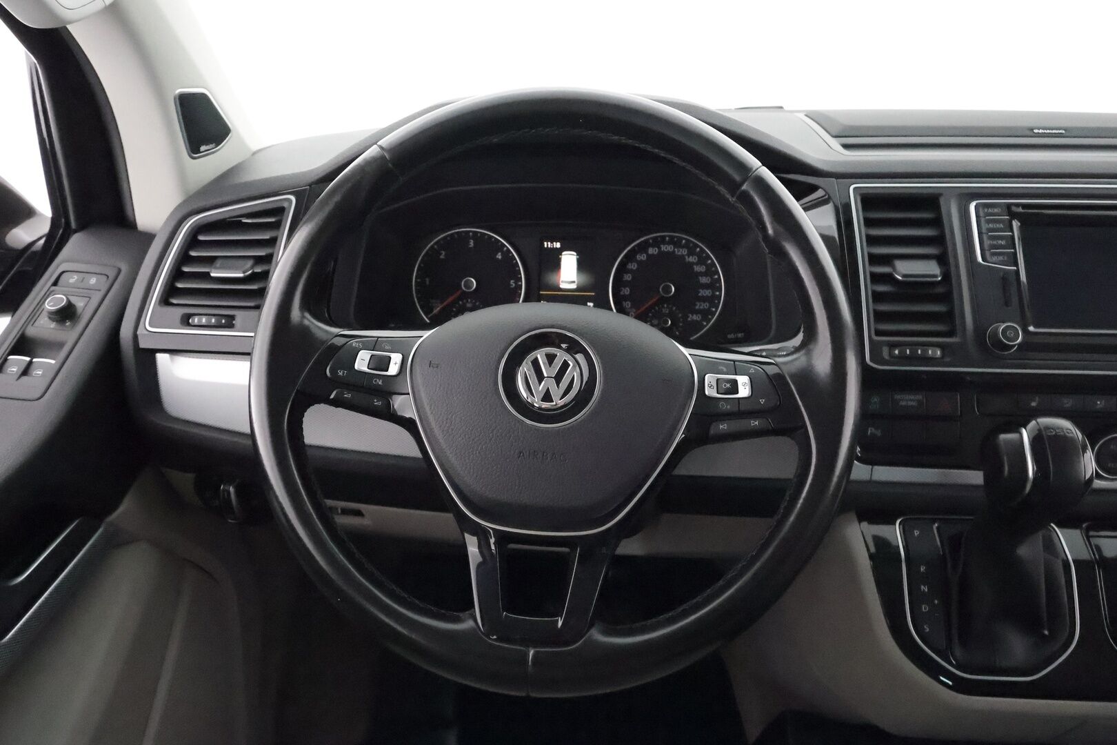VOLKSWAGEN MULTIVAN 2016 2.0 TDi 150kW DSG 4Motion **Koukku / Webasto / 7- Paikkainen LED-valot / P. Tutkat Navi / DYNaudio / 2x Renkaat** - 2,99 % KORKOTARJOUS TÄHÄN AUTOON - 