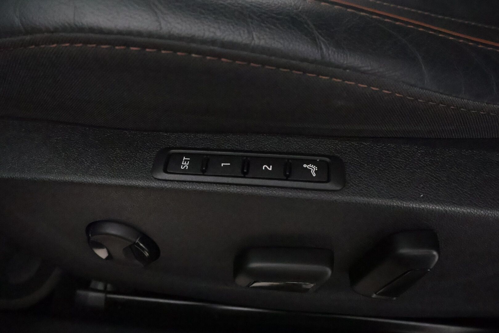 SKODA ENYAQ 2022 80x Founders Edition 1317/1895 iV**Hierovat Muistipenkit / HUD / 360° Kamera / Lämpöpumppu / Koukku / Adapt.Vakkari / Matrix-LED** - 3,99 % KORKOTARJOUS TÄHÄN AUTOON - Digimittaristo / Navi / Kaistavahti / KeylessGO / 2x Renkaat