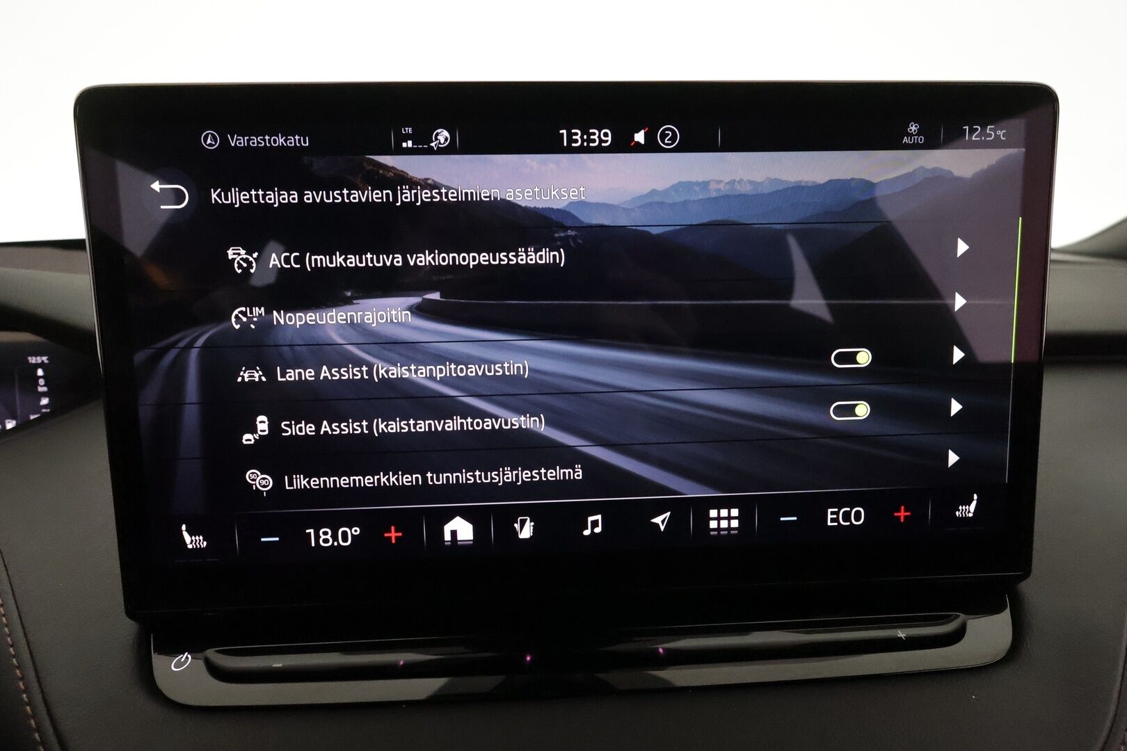 SKODA ENYAQ 2022 80x Founders Edition 1317/1895 iV**Hierovat Muistipenkit / HUD / 360° Kamera / Lämpöpumppu / Koukku / Adapt.Vakkari / Matrix-LED** - 3,99 % KORKOTARJOUS TÄHÄN AUTOON - Digimittaristo / Navi / Kaistavahti / KeylessGO / 2x Renkaat