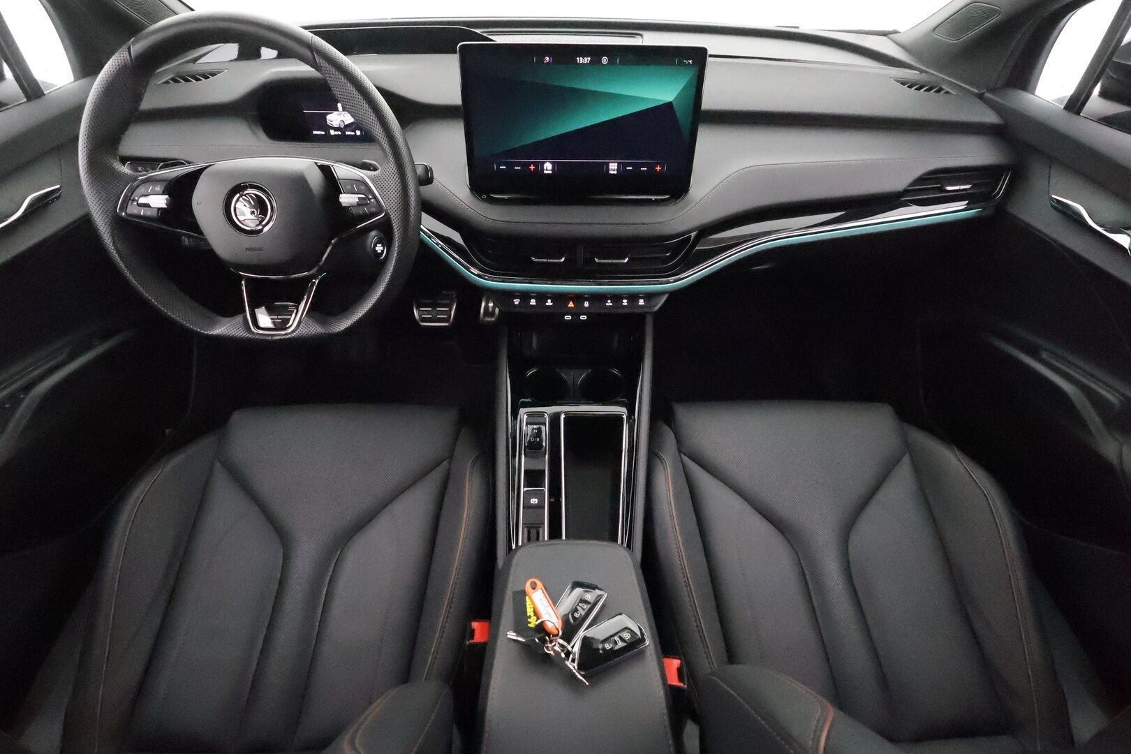 SKODA ENYAQ 2022 80x Founders Edition 1317/1895 iV**Hierovat Muistipenkit / HUD / 360° Kamera / Lämpöpumppu / Koukku / Adapt.Vakkari / Matrix-LED** - 3,99 % KORKOTARJOUS TÄHÄN AUTOON - Digimittaristo / Navi / Kaistavahti / KeylessGO / 2x Renkaat