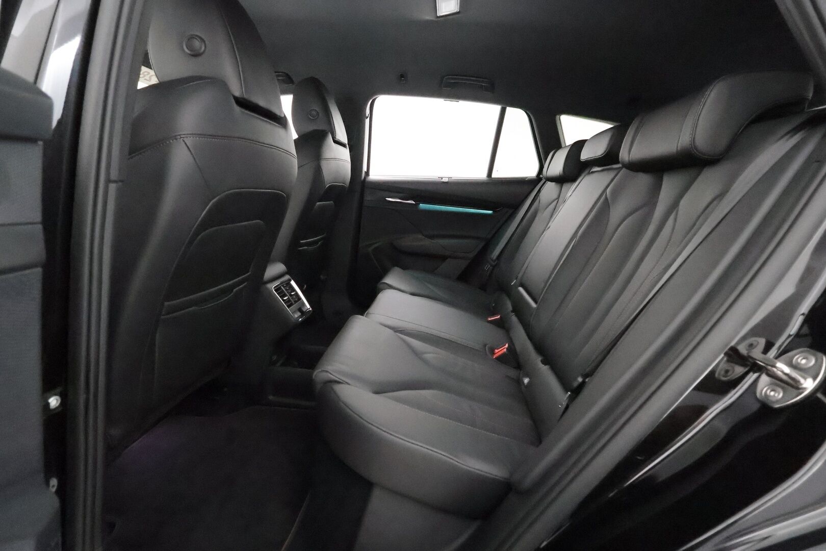 SKODA ENYAQ 2022 80x Founders Edition 1317/1895 iV**Hierovat Muistipenkit / HUD / 360° Kamera / Lämpöpumppu / Koukku / Adapt.Vakkari / Matrix-LED** - 3,99 % KORKOTARJOUS TÄHÄN AUTOON - Digimittaristo / Navi / Kaistavahti / KeylessGO / 2x Renkaat