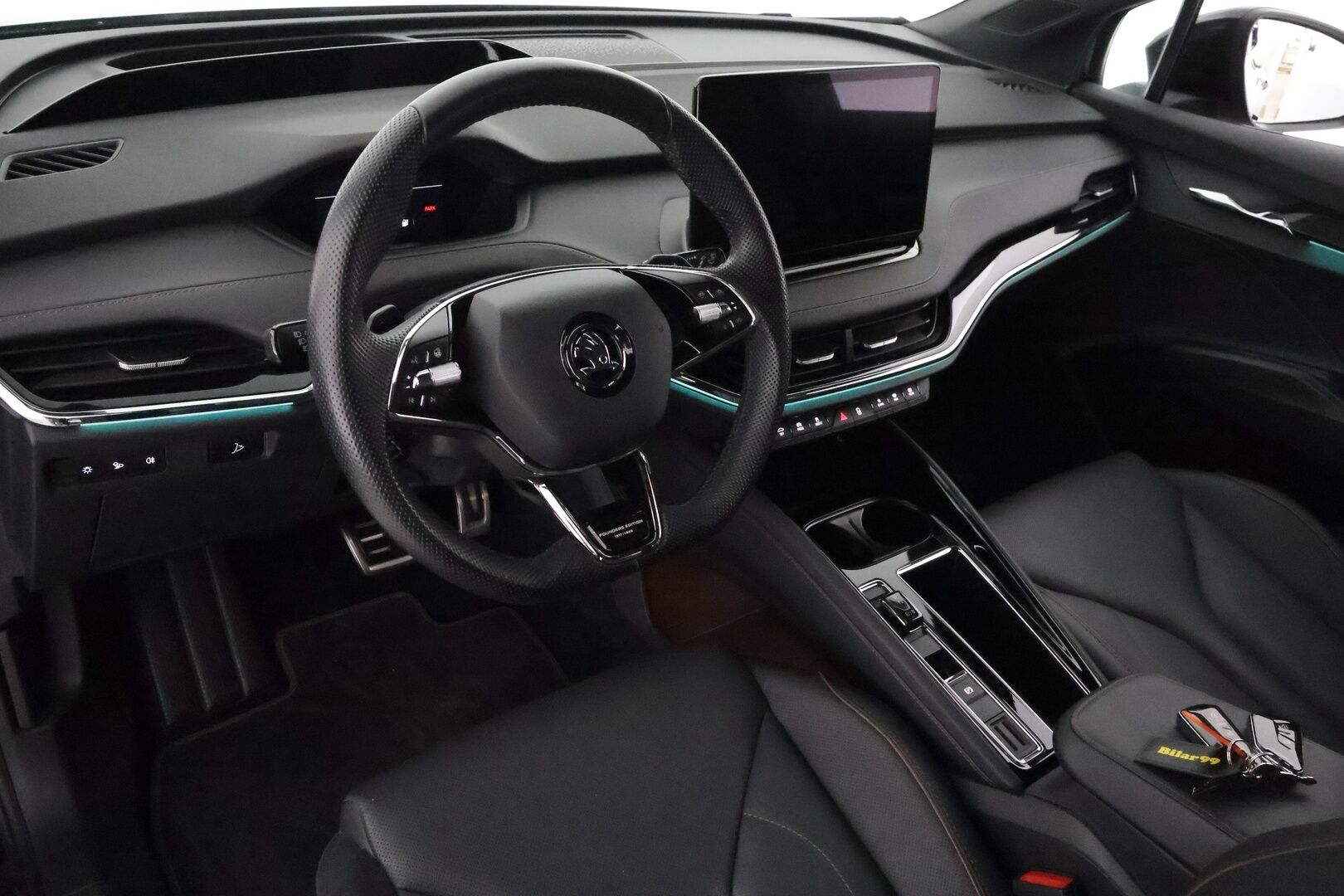 SKODA ENYAQ 2022 80x Founders Edition 1317/1895 iV**Hierovat Muistipenkit / HUD / 360° Kamera / Lämpöpumppu / Koukku / Adapt.Vakkari / Matrix-LED** - 3,99 % KORKOTARJOUS TÄHÄN AUTOON - Digimittaristo / Navi / Kaistavahti / KeylessGO / 2x Renkaat