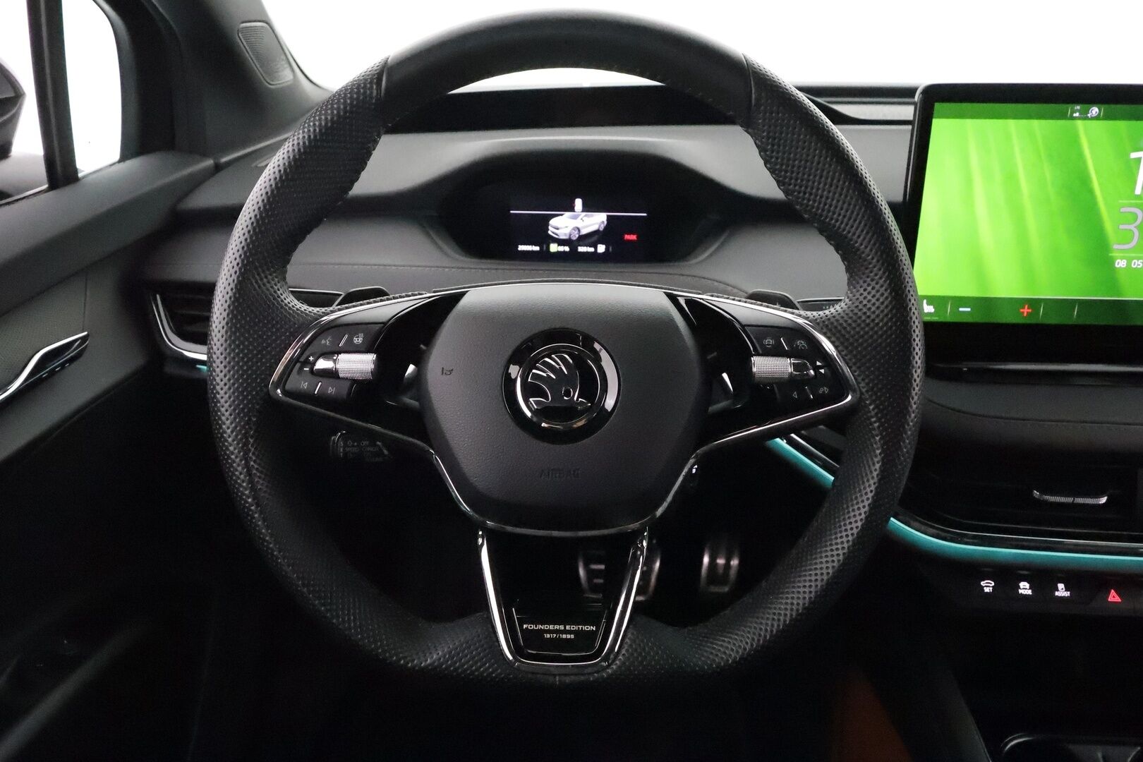 SKODA ENYAQ 2022 80x Founders Edition 1317/1895 iV**Hierovat Muistipenkit / HUD / 360° Kamera / Lämpöpumppu / Koukku / Adapt.Vakkari / Matrix-LED** - 3,99 % KORKOTARJOUS TÄHÄN AUTOON - Digimittaristo / Navi / Kaistavahti / KeylessGO / 2x Renkaat