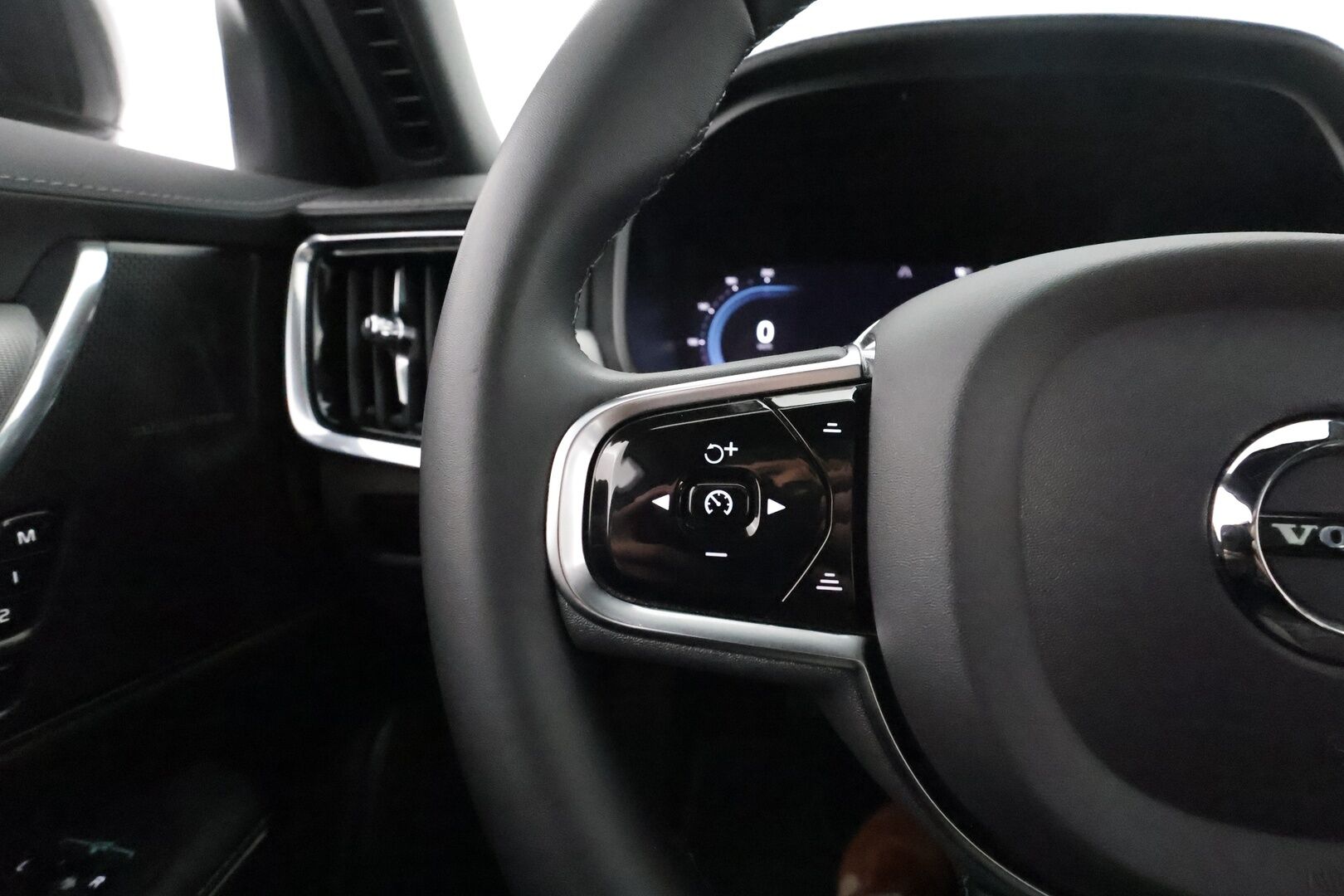 Volvo V90 2023 T6 AWD Plus Dark Long Range **Panorama / 360° Kamera / Adapt. vakkari / Full-LED / Sporttinahat Muistilla / Koukku** - 3,99 % KORKOTARJOUS TÄHÄN AUTOON - Harman/Kardon / Apple&Android / Kaistavahti / KeylessGO
