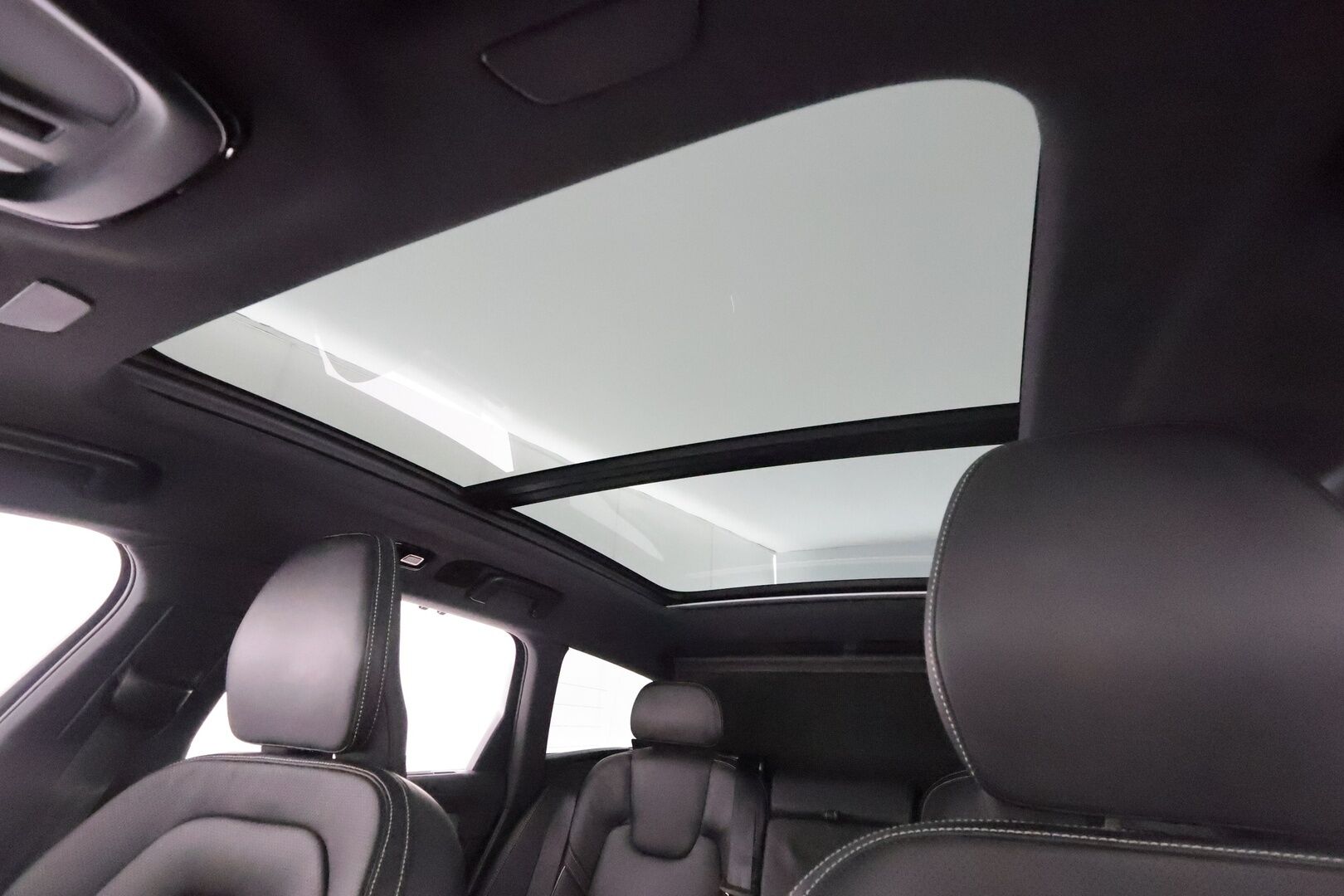 Volvo V90 2023 T6 AWD Plus Dark Long Range **Panorama / 360° Kamera / Adapt. vakkari / Full-LED / Sporttinahat Muistilla / Koukku** - 3,99 % KORKOTARJOUS TÄHÄN AUTOON - Harman/Kardon / Apple&Android / Kaistavahti / KeylessGO