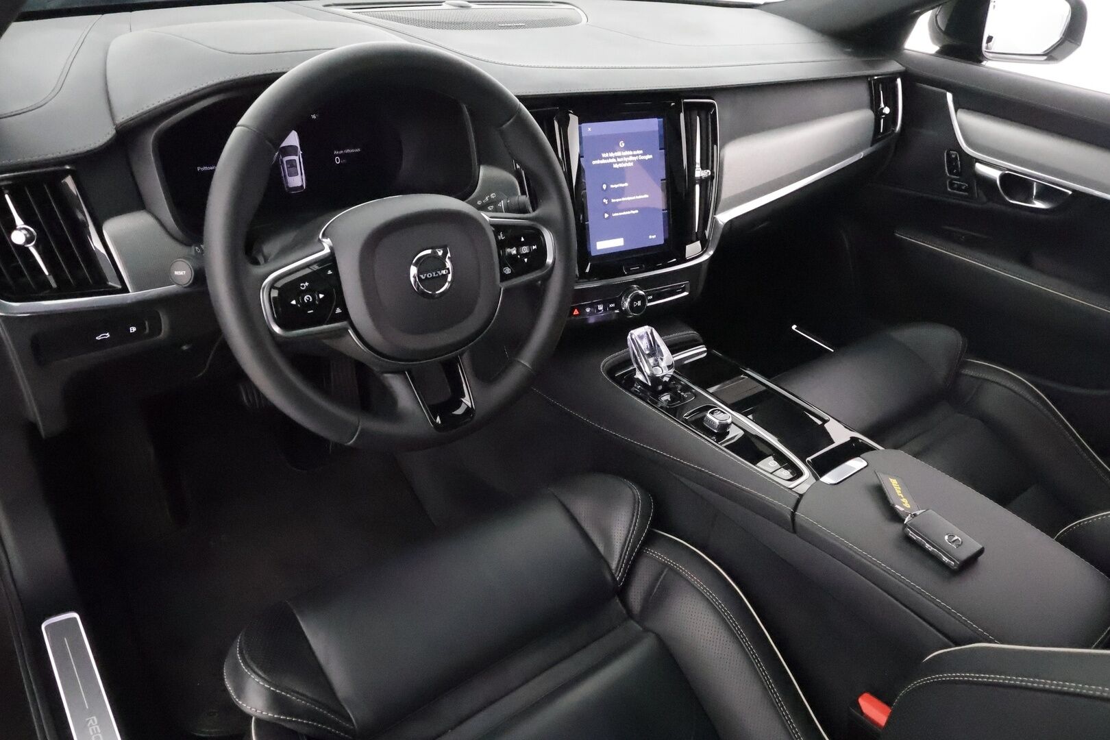 Volvo V90 2023 T6 AWD Plus Dark Long Range **Panorama / 360° Kamera / Adapt. vakkari / Full-LED / Sporttinahat Muistilla / Koukku** - 3,99 % KORKOTARJOUS TÄHÄN AUTOON - Harman/Kardon / Apple&Android / Kaistavahti / KeylessGO