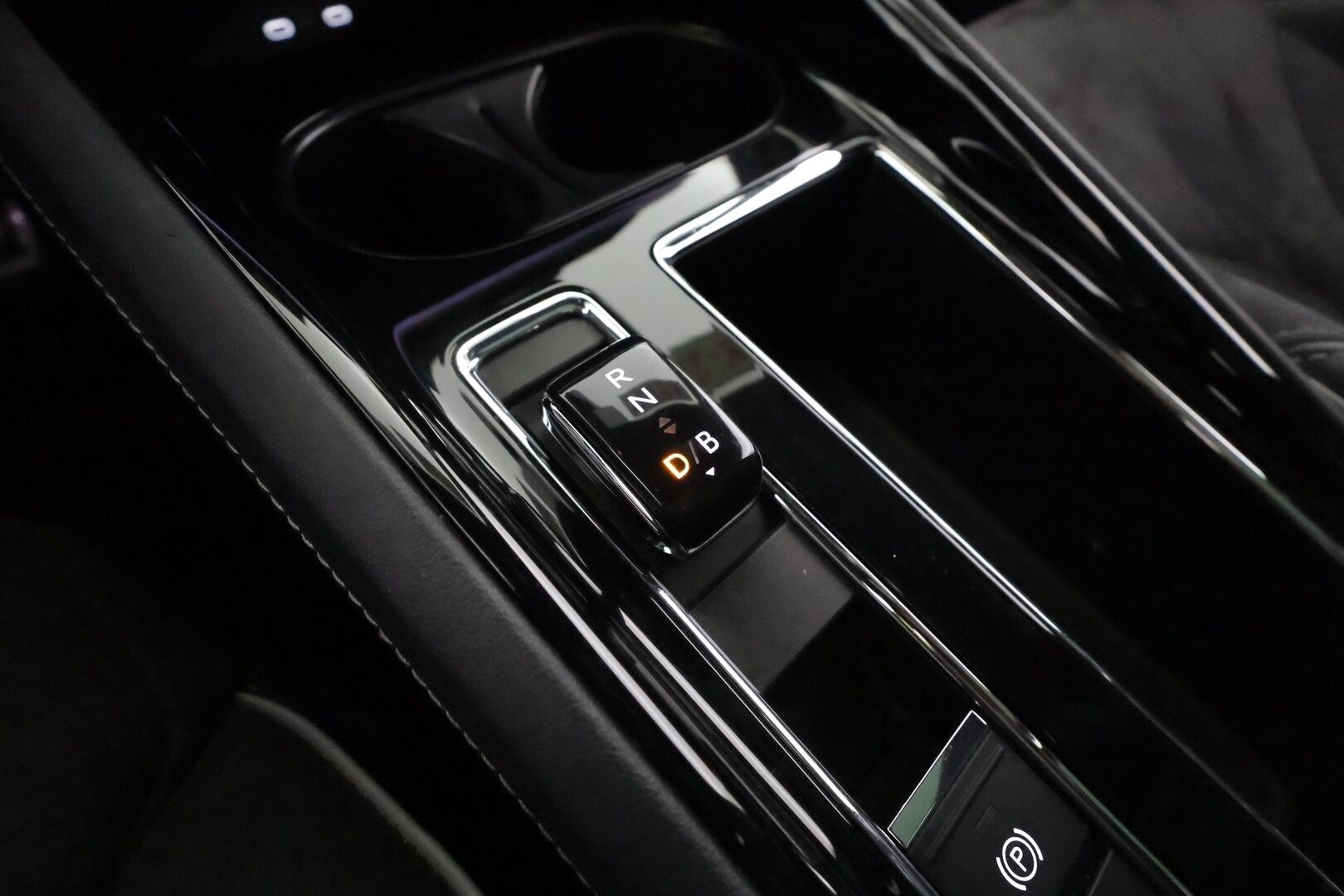 SKODA ENYAQ 2022 iV80 Sportline**Panorama / HUD / 360° Kamera / Lämpöpumppu / Matrix-LED / Muistipenkit / Navi / KeylessGO / 2x Renkaat** - 3,99 % KORKOTARJOUS TÄHÄN AUTOON - Kaistavahti / 3-Alueinen AC / Apple&Android / Kahdet renkaat
