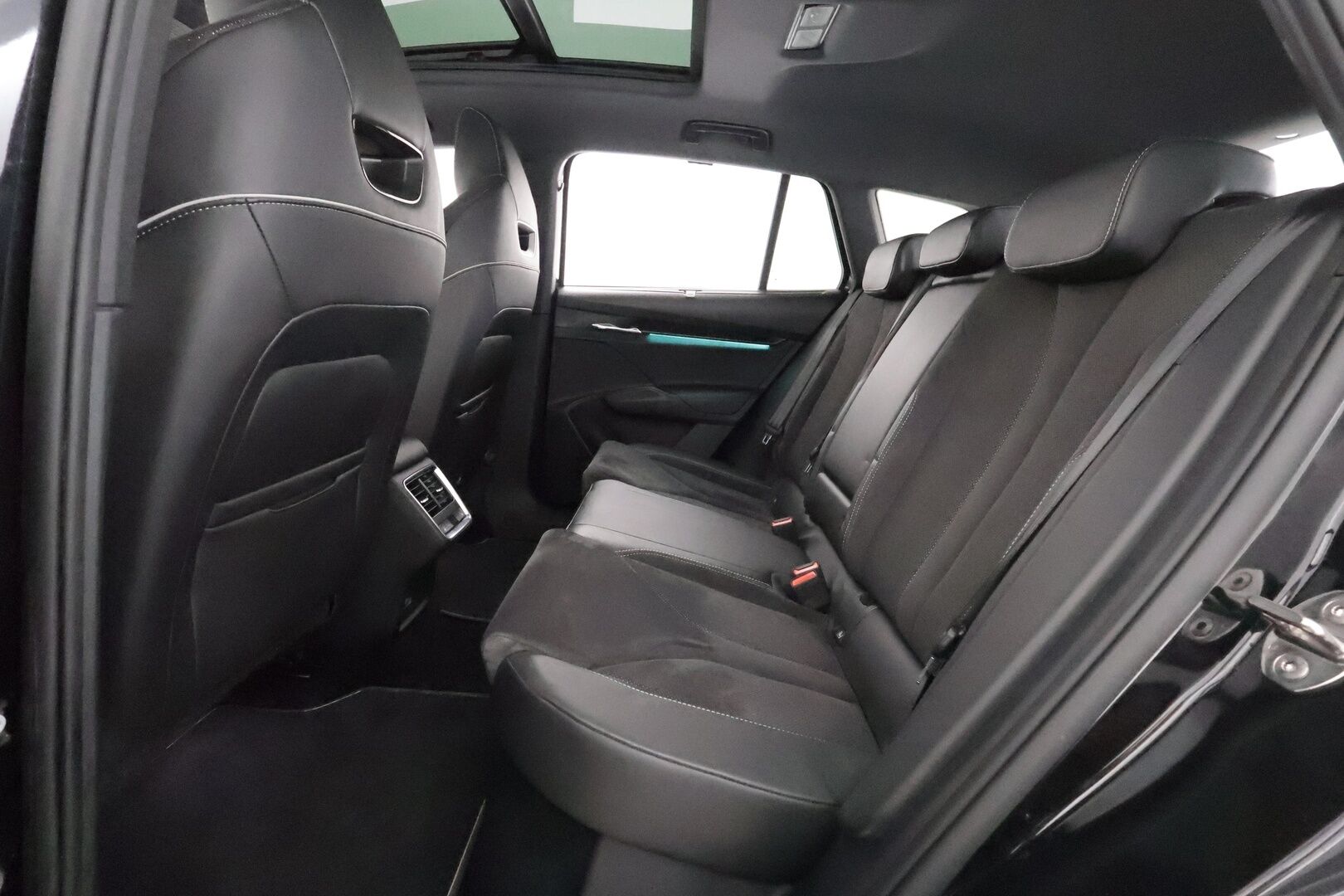 SKODA ENYAQ 2022 iV80 Sportline**Panorama / HUD / 360° Kamera / Lämpöpumppu / Matrix-LED / Muistipenkit / Navi / KeylessGO / 2x Renkaat** - 3,99 % KORKOTARJOUS TÄHÄN AUTOON - Kaistavahti / 3-Alueinen AC / Apple&Android / Kahdet renkaat
