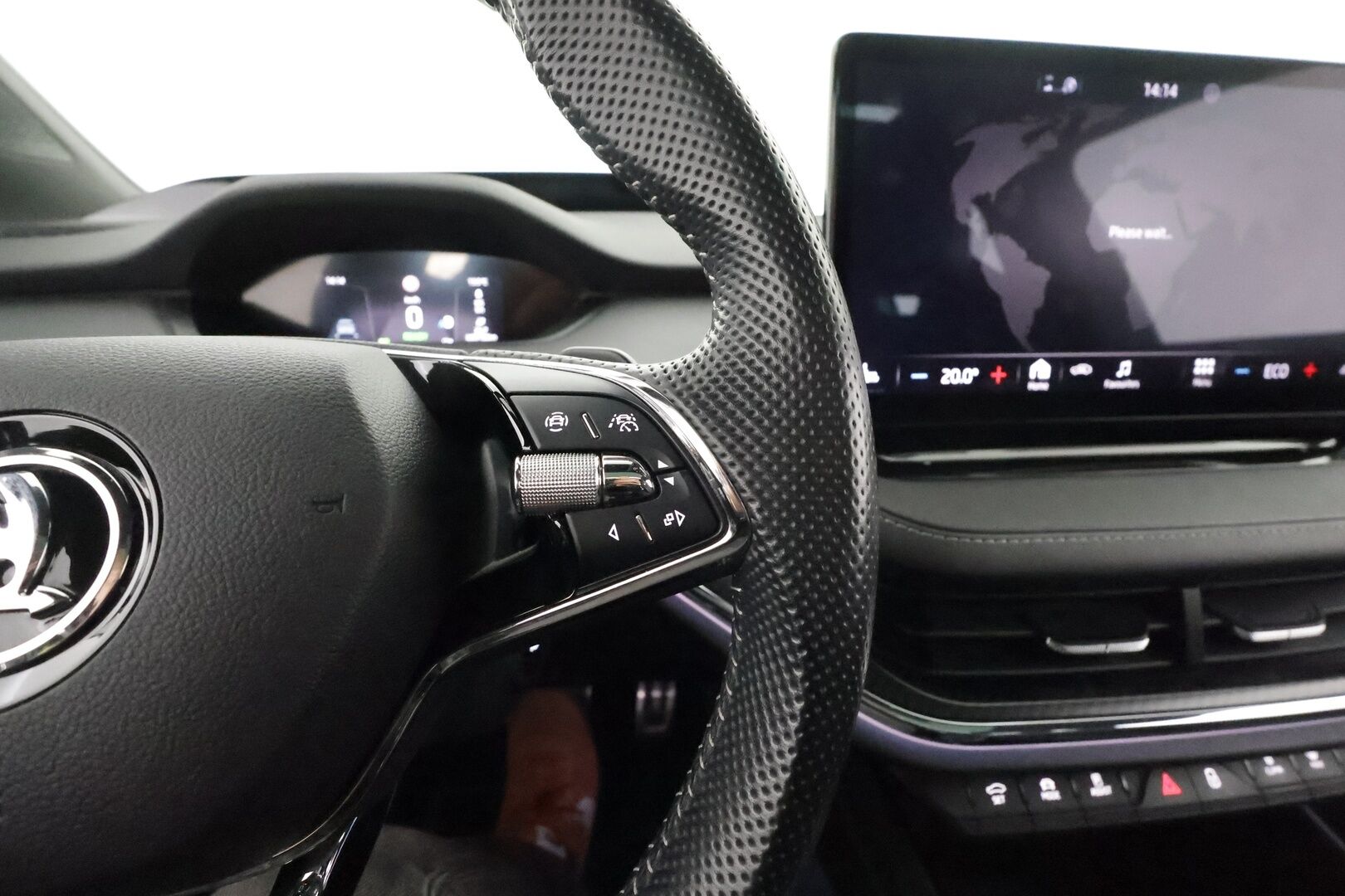 SKODA ENYAQ 2022 iV80 Sportline**Panorama / HUD / 360° Kamera / Lämpöpumppu / Matrix-LED / Muistipenkit / Navi / KeylessGO / 2x Renkaat** - 3,99 % KORKOTARJOUS TÄHÄN AUTOON - Kaistavahti / 3-Alueinen AC / Apple&Android / Kahdet renkaat
