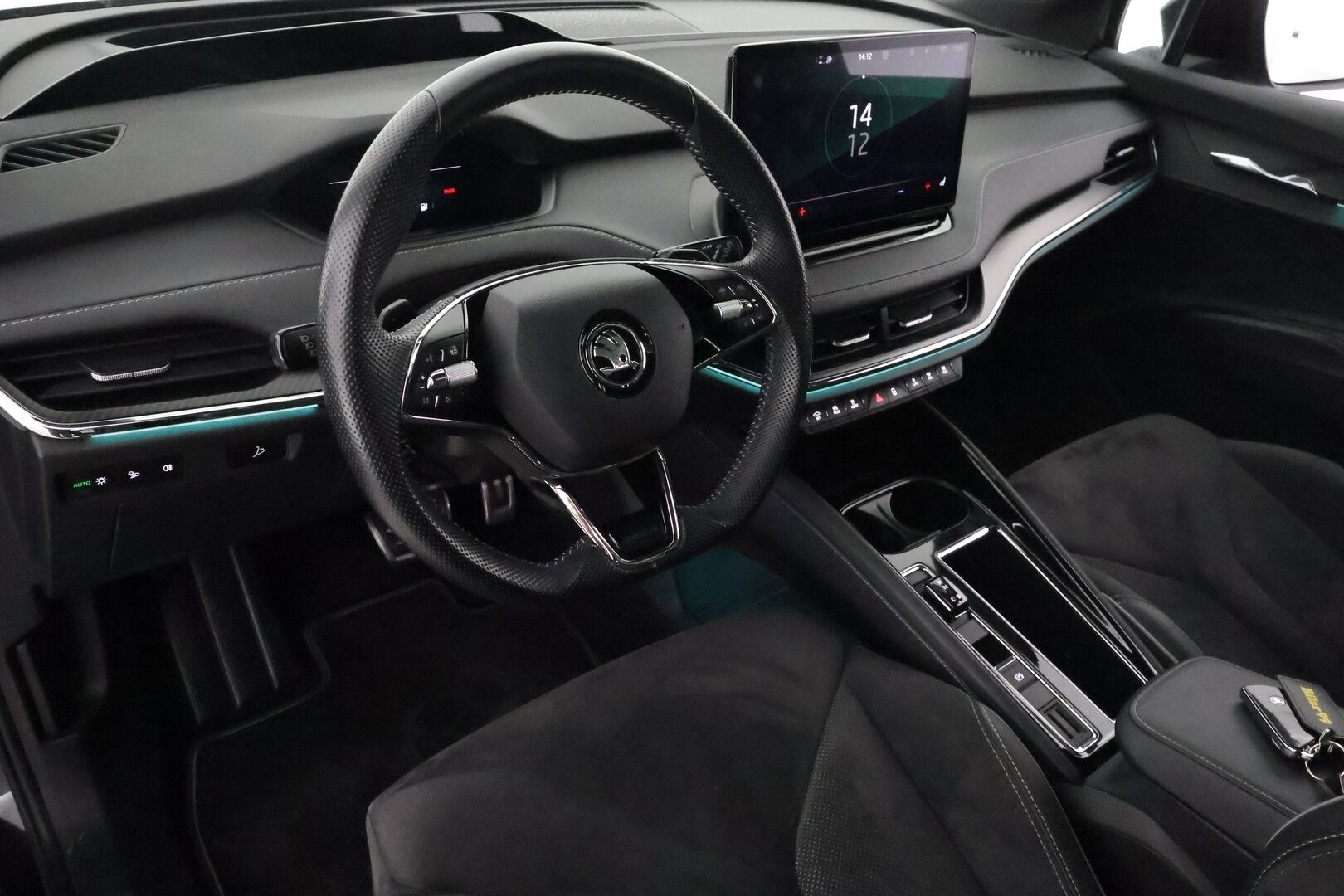 SKODA ENYAQ 2022 iV80 Sportline**Panorama / HUD / 360° Kamera / Lämpöpumppu / Matrix-LED / Muistipenkit / Navi / KeylessGO / 2x Renkaat** - 3,99 % KORKOTARJOUS TÄHÄN AUTOON - Kaistavahti / 3-Alueinen AC / Apple&Android / Kahdet renkaat