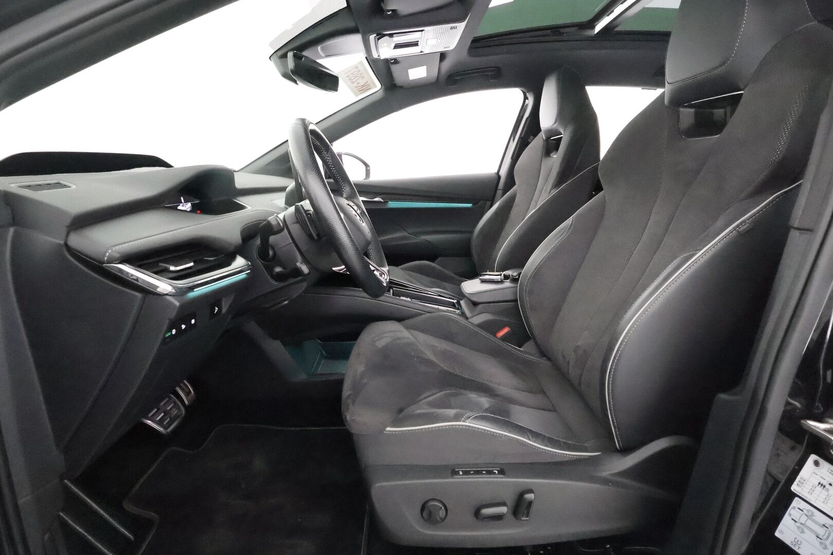 SKODA ENYAQ 2022 iV80 Sportline**Panorama / HUD / 360° Kamera / Lämpöpumppu / Matrix-LED / Muistipenkit / Navi / KeylessGO / 2x Renkaat** - 3,99 % KORKOTARJOUS TÄHÄN AUTOON - Kaistavahti / 3-Alueinen AC / Apple&Android / Kahdet renkaat