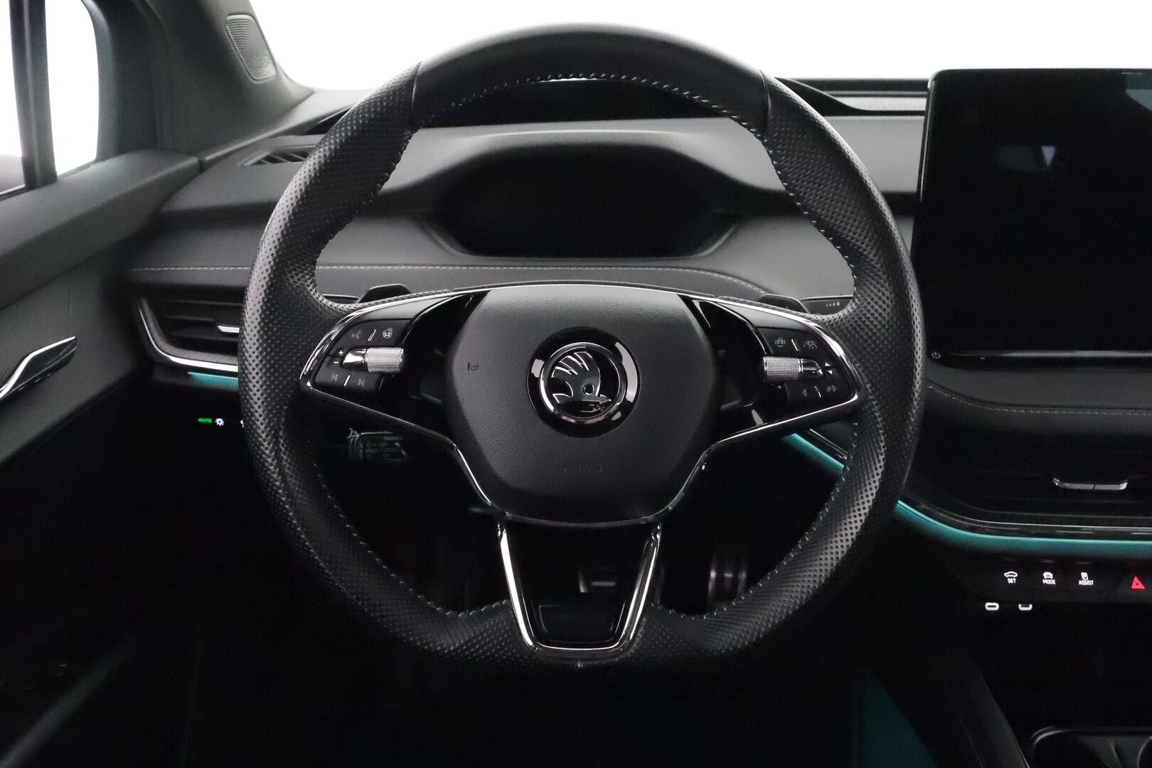 SKODA ENYAQ 2022 iV80 Sportline**Panorama / HUD / 360° Kamera / Lämpöpumppu / Matrix-LED / Muistipenkit / Navi / KeylessGO / 2x Renkaat** - 3,99 % KORKOTARJOUS TÄHÄN AUTOON - Kaistavahti / 3-Alueinen AC / Apple&Android / Kahdet renkaat