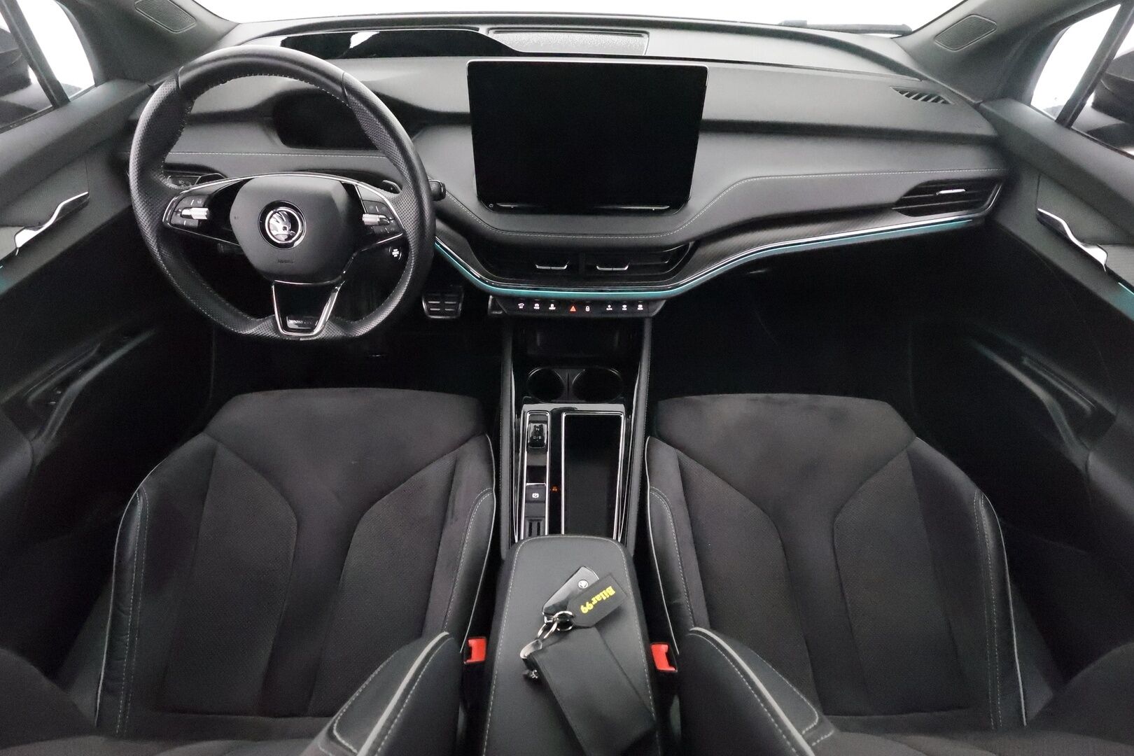 SKODA ENYAQ 2022 iV80 Sportline**Panorama / HUD / 360° Kamera / Lämpöpumppu / Matrix-LED / Muistipenkit / Navi / KeylessGO / 2x Renkaat** - 3,99 % KORKOTARJOUS TÄHÄN AUTOON - Kaistavahti / 3-Alueinen AC / Apple&Android / Kahdet renkaat