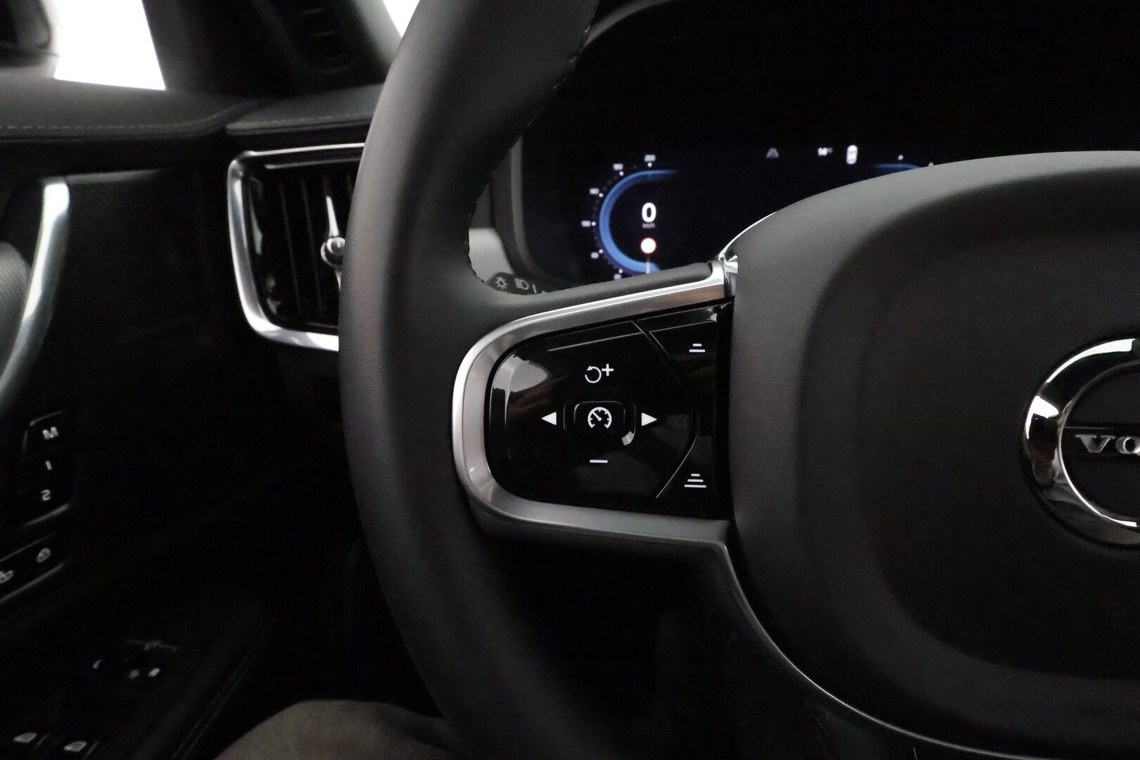 Volvo V90 2023 T6 AWD Long Range Plus Dark **Panorama / Muistipenkit / Full LED / Webasto / 360.kamera / H&K / Koukku** - 3,99 % KORKOTARJOUS TÄHÄN AUTOON - Akku kuntotarkastettu / Merkkihuollettu