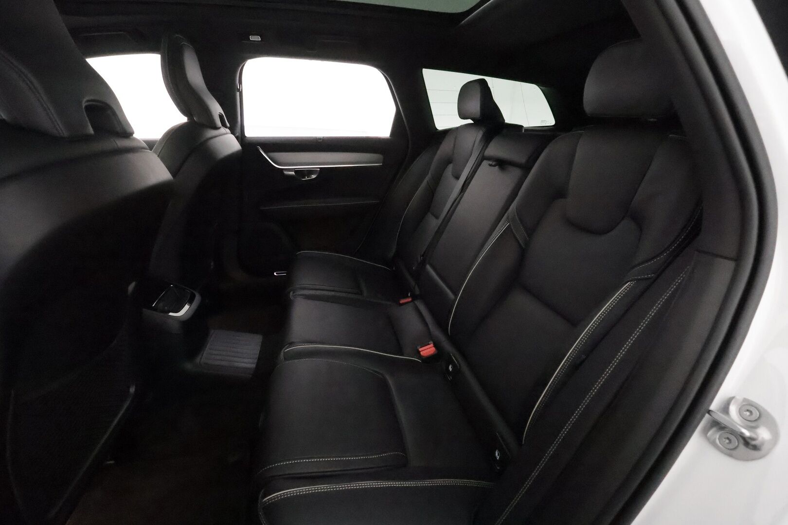 Volvo V90 2023 T6 AWD Long Range Plus Dark **Panorama / Muistipenkit / Full LED / Webasto / 360.kamera / H&K / Koukku** - 3,99 % KORKOTARJOUS TÄHÄN AUTOON - Akku kuntotarkastettu / Merkkihuollettu