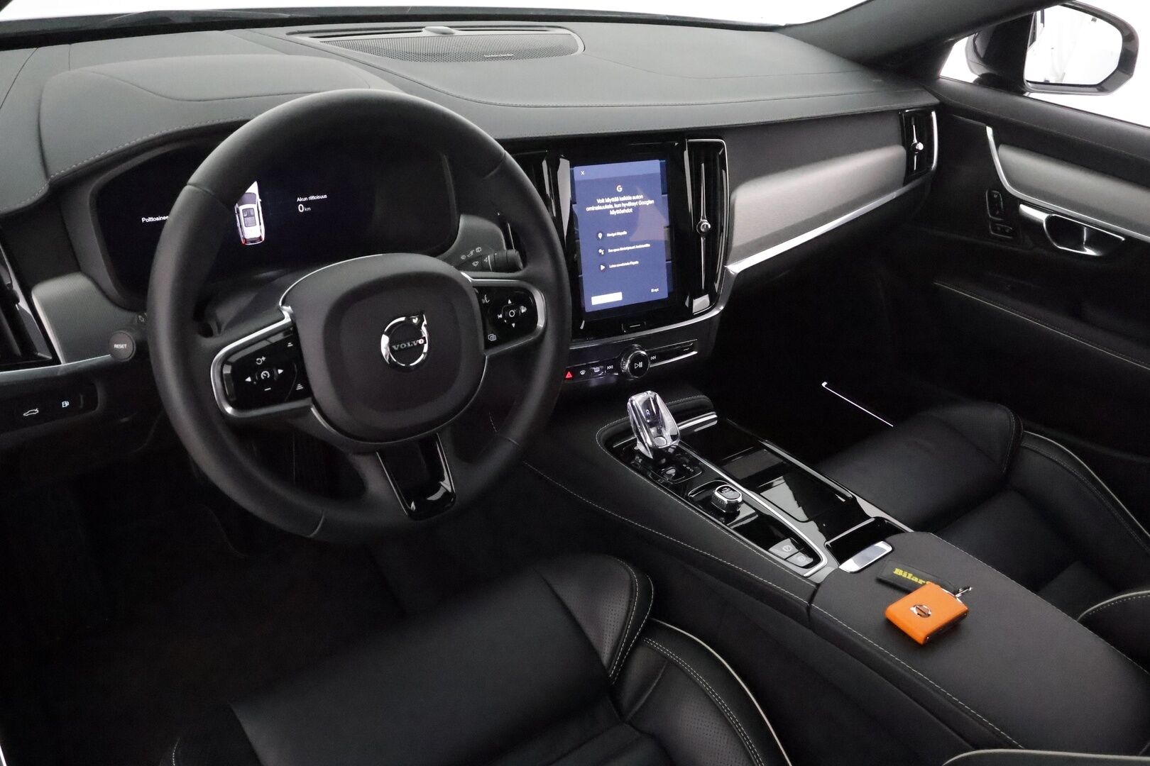 Volvo V90 2023 T6 AWD Long Range Plus Dark **Panorama / Muistipenkit / Full LED / Webasto / 360.kamera / H&K / Koukku** - 3,99 % KORKOTARJOUS TÄHÄN AUTOON - Akku kuntotarkastettu / Merkkihuollettu