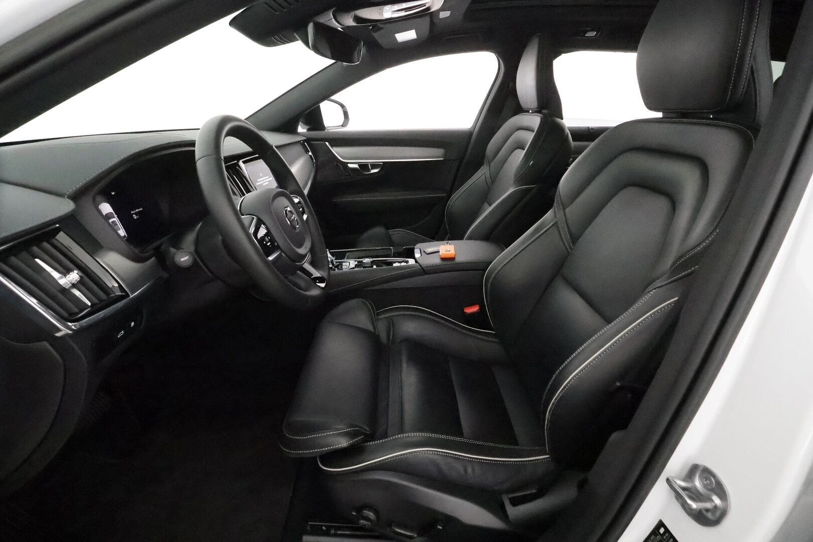 Volvo V90 2023 T6 AWD Long Range Plus Dark **Panorama / Muistipenkit / Full LED / Webasto / 360.kamera / H&K / Koukku** - 3,99 % KORKOTARJOUS TÄHÄN AUTOON - Akku kuntotarkastettu / Merkkihuollettu