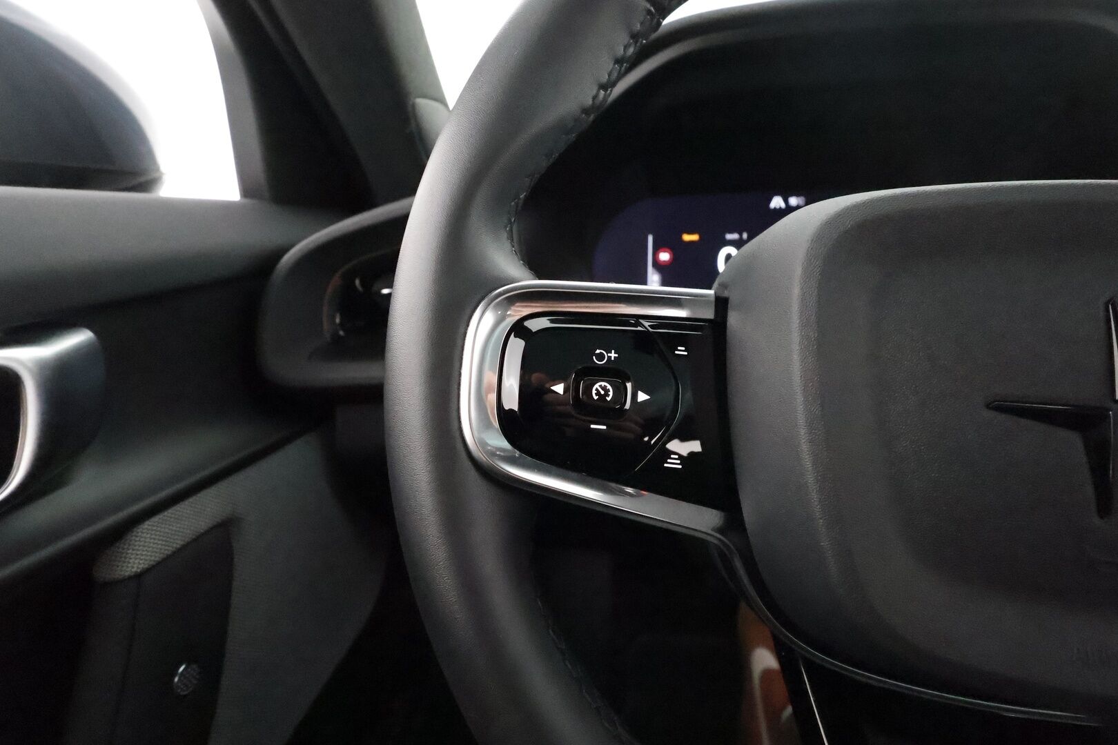 POLESTAR 2 2023 Standard Range Single Motor **Lasikatto / 360° Kamera / Lämpöpumppu / Koukku / Adapt.Vakkari / Sporttipenkki Muistilla** - 3,99 % KORKOTARJOUS TÄHÄN AUTOON - Harman/Kardon / LED-valot / Google Maps / KeylessGO